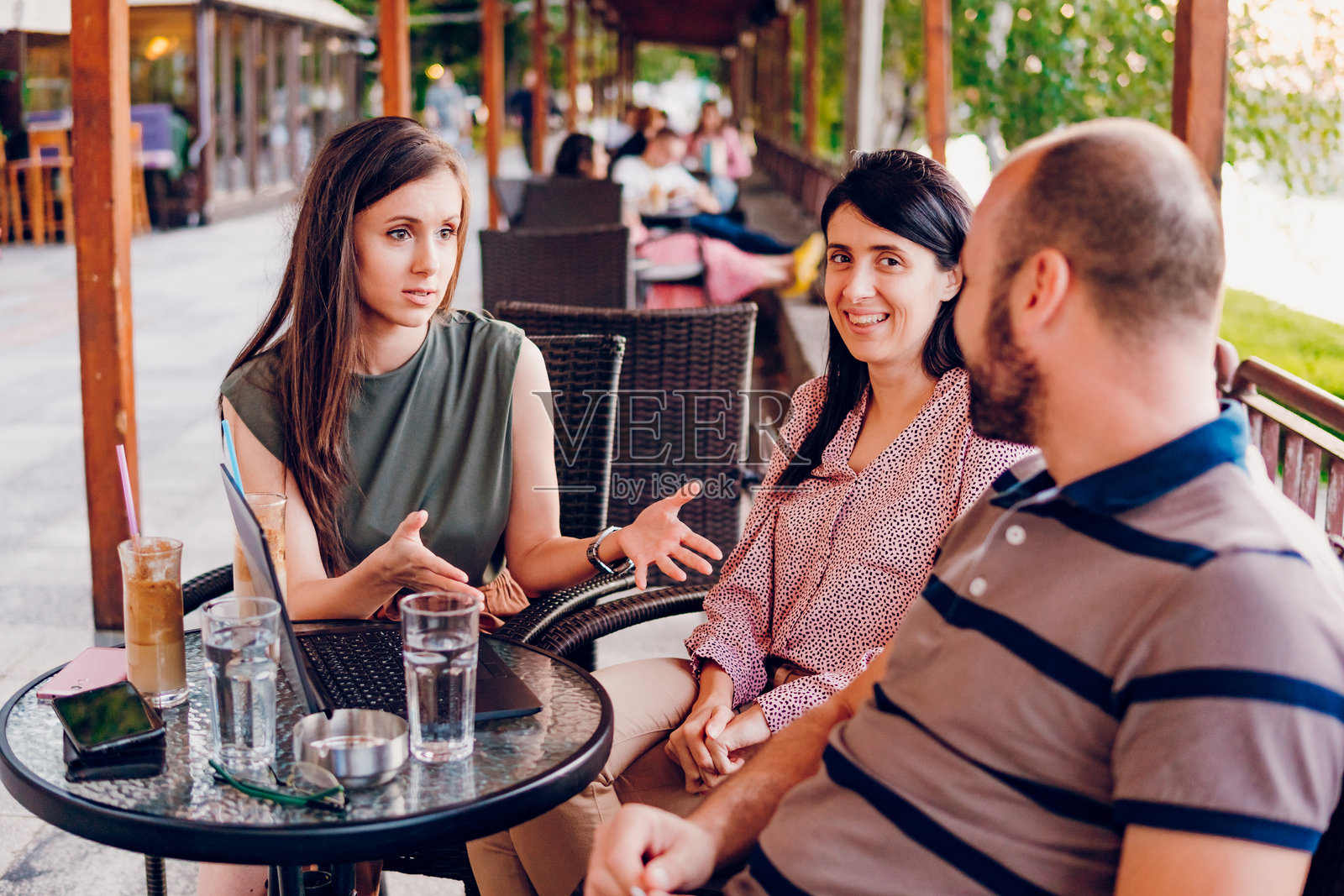 朋友们在咖啡馆里享受时光照片摄影图片