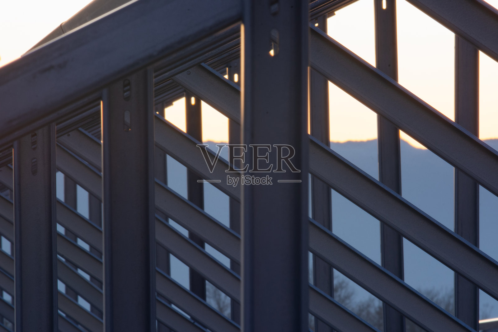 密集排列的镀锌钢结构元素用于太阳能系统照片摄影图片