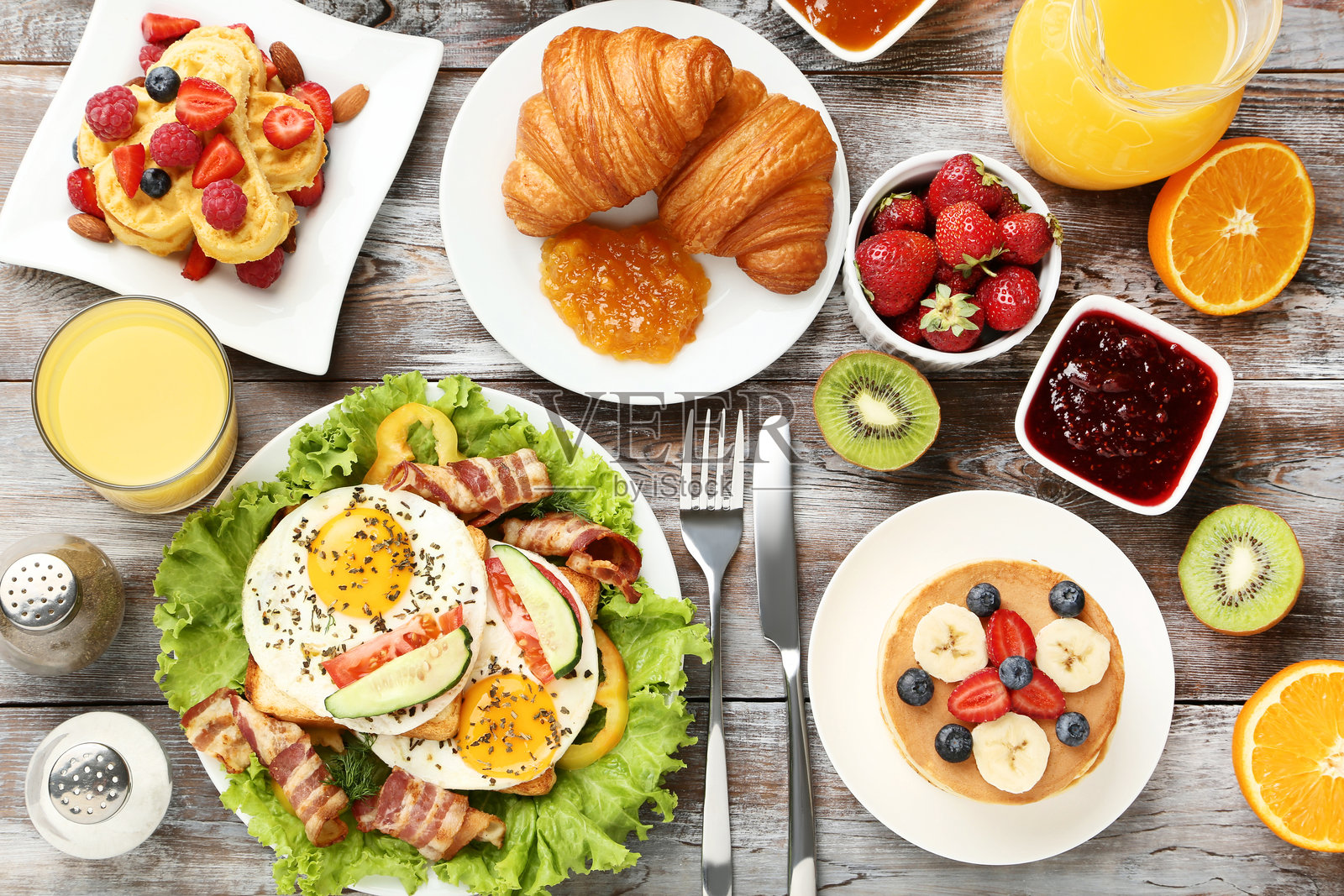 美味的早餐摆放在木桌上照片摄影图片