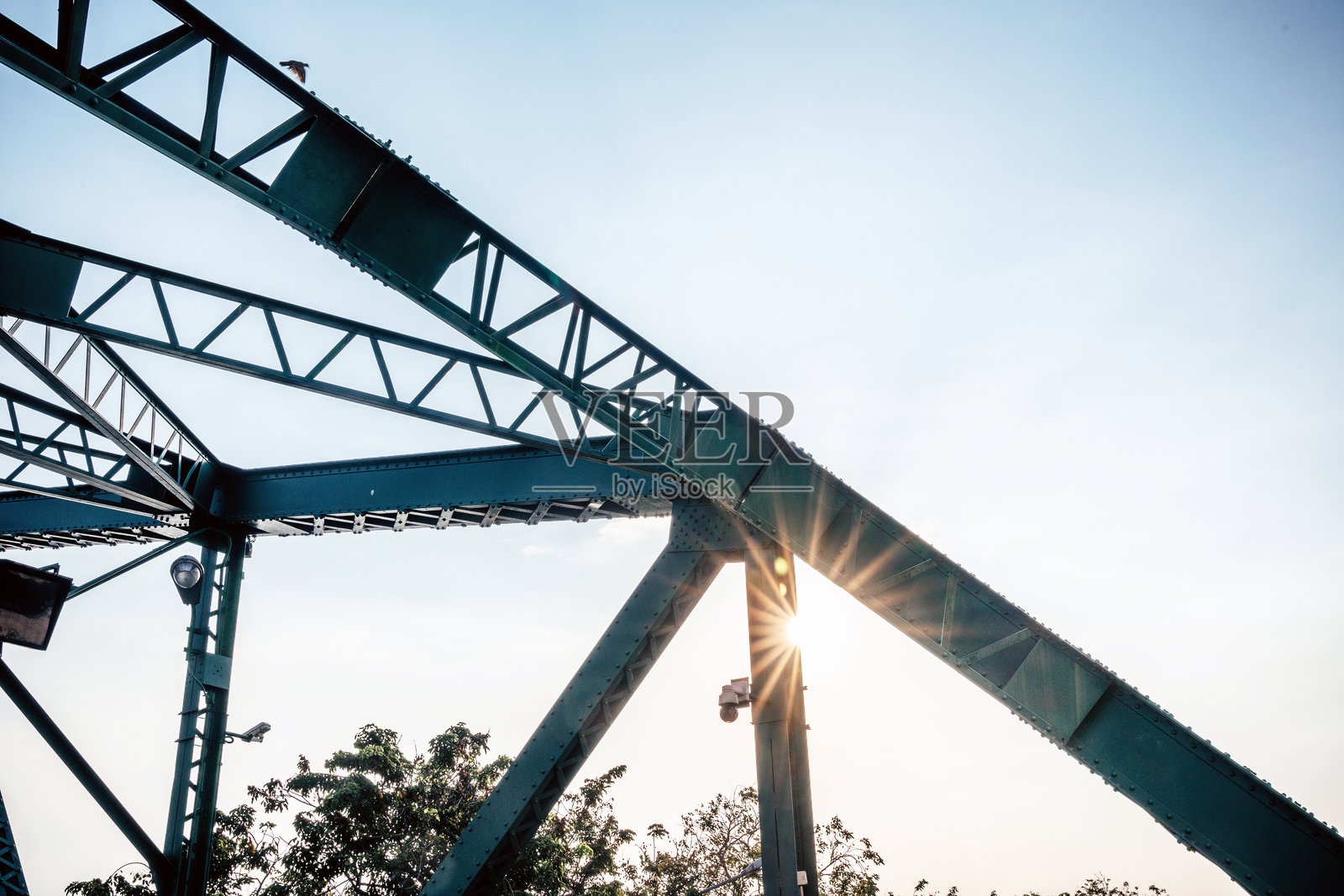 曼谷一座绿色铁桥的抽象摄影照片摄影图片