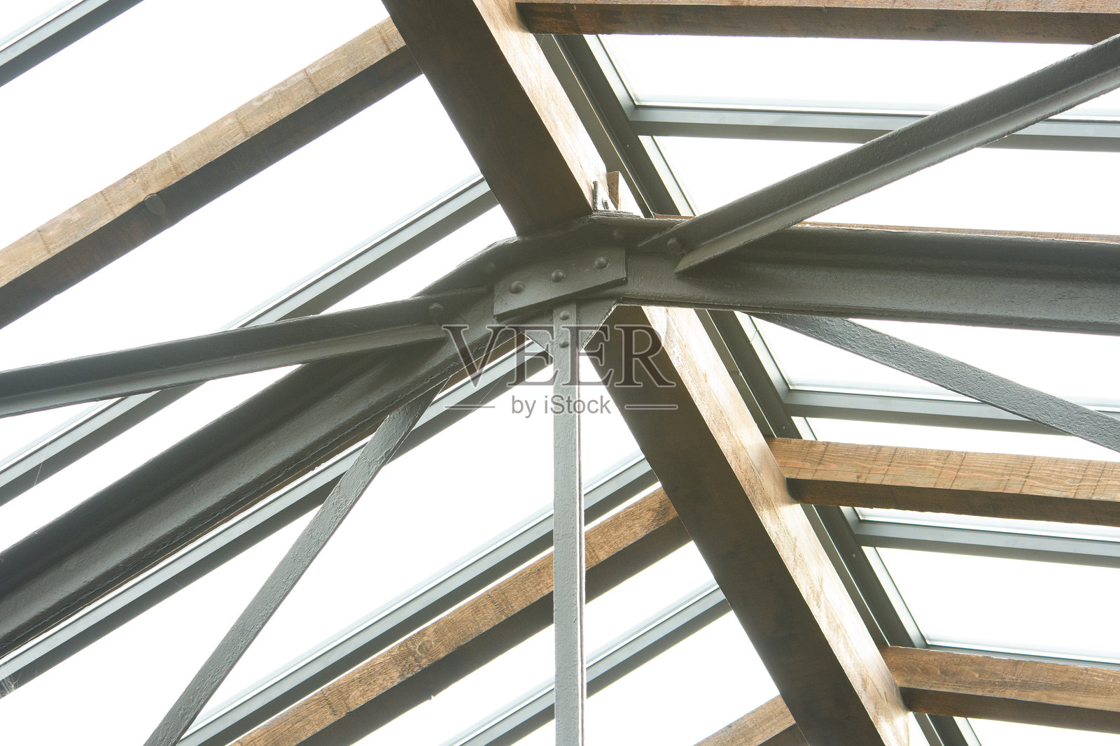 玻璃屋顶建筑中金属桁架结构的特写照片摄影图片