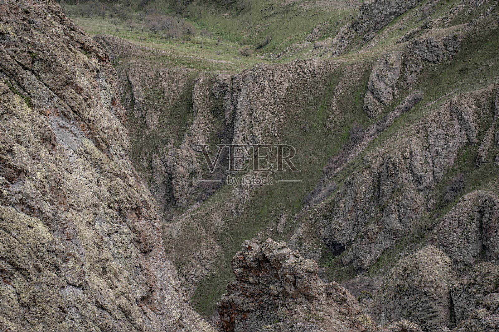 春天的山间徒步旅行照片摄影图片