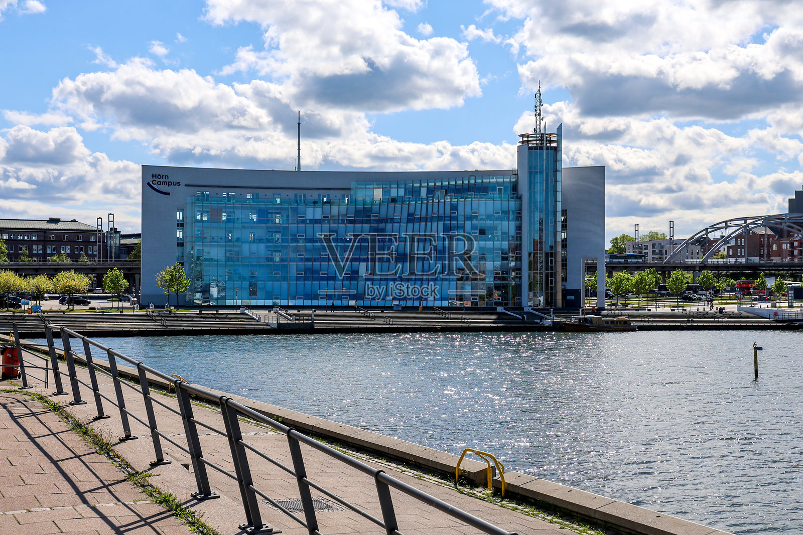 基尔峡湾与现代媒体校园建筑在水面上的倒影照片摄影图片