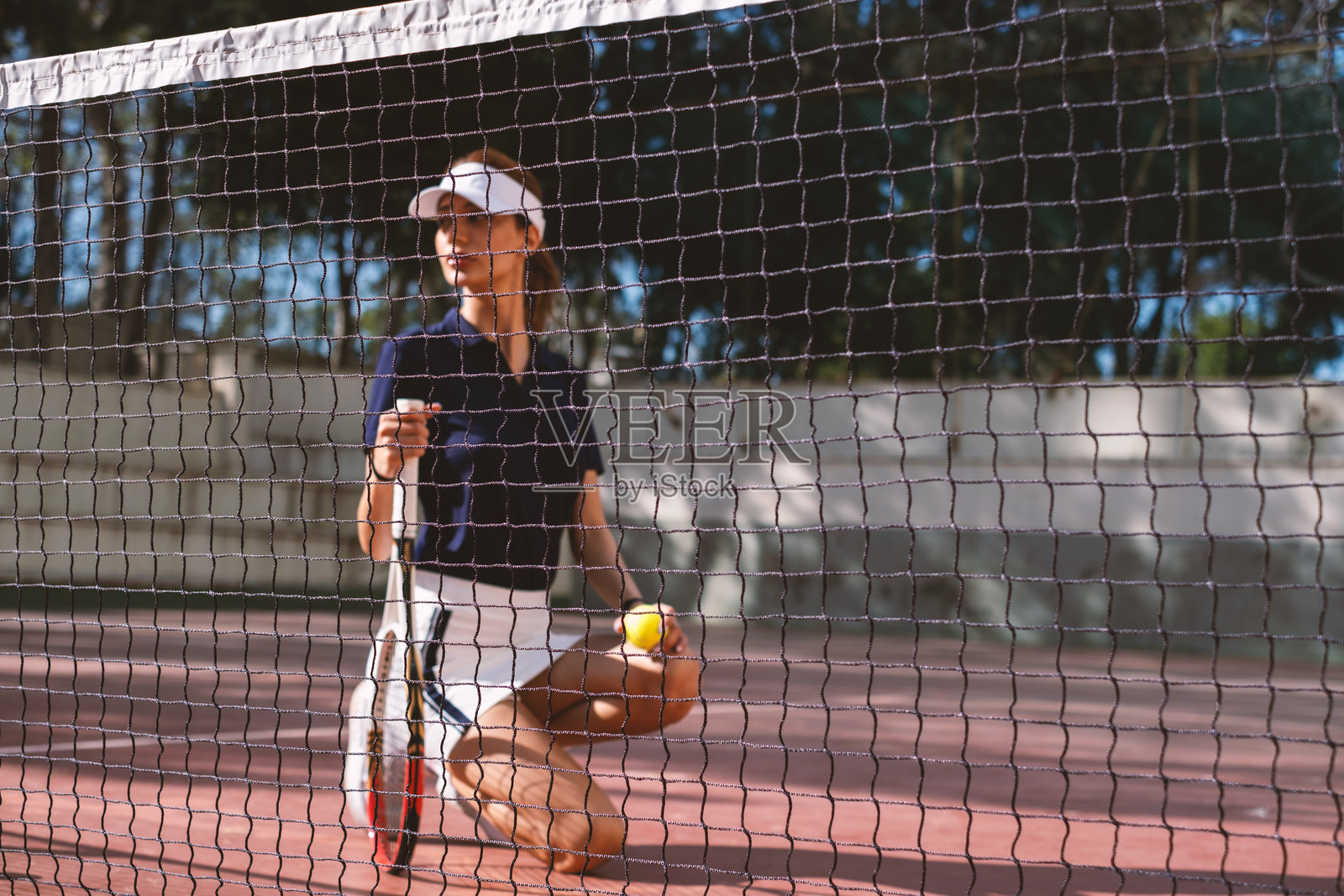 女网球运动员在网球场上照片摄影图片