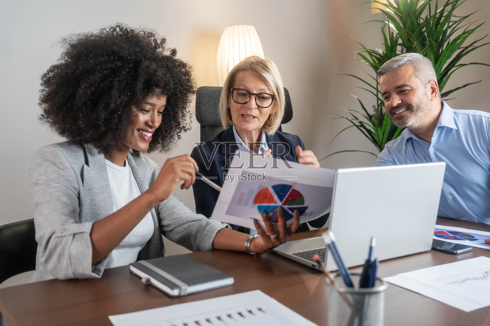 团队合作。办公室内合作伙伴的商务会议照片摄影图片