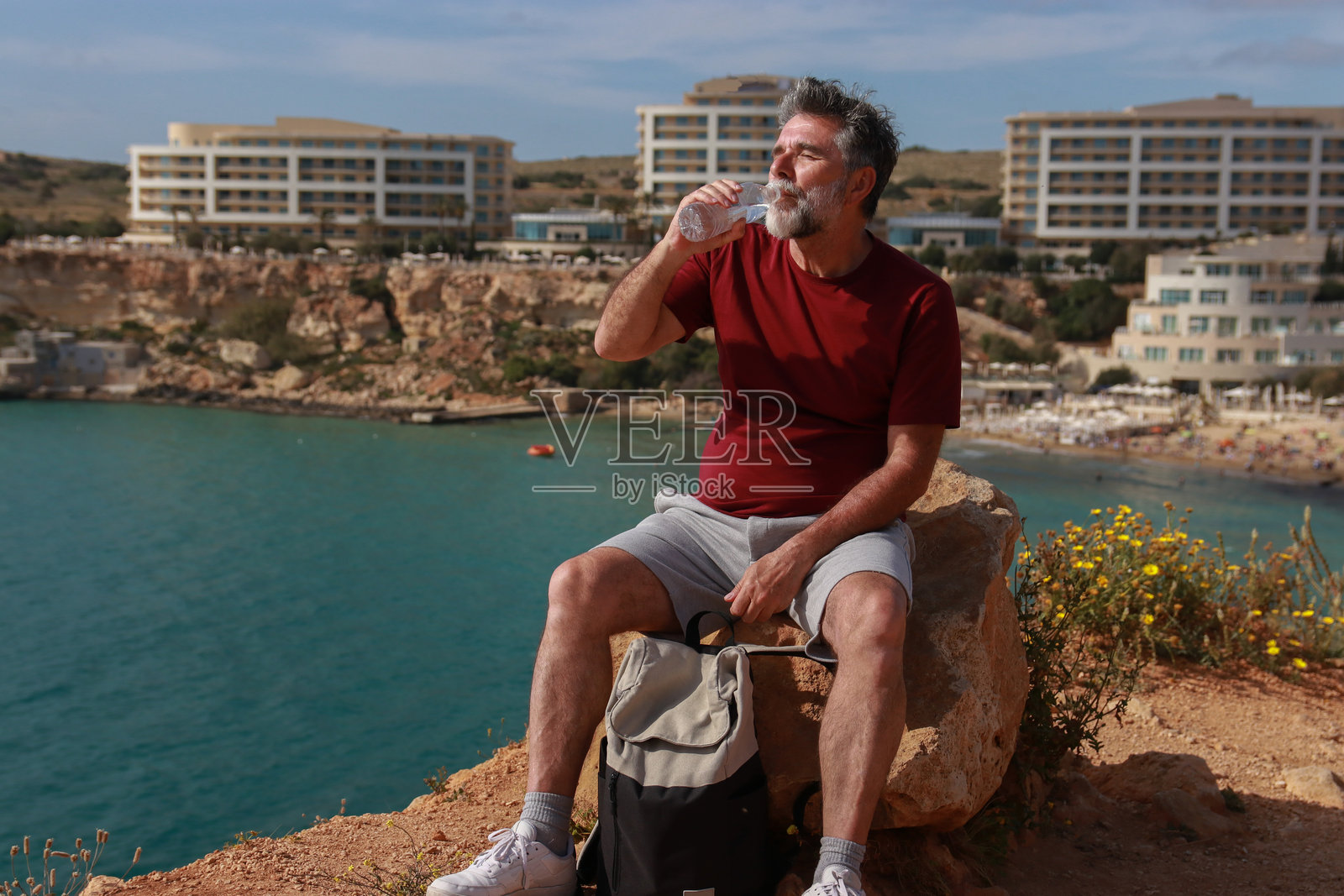 老年胡子男人在大自然中喝水照片摄影图片