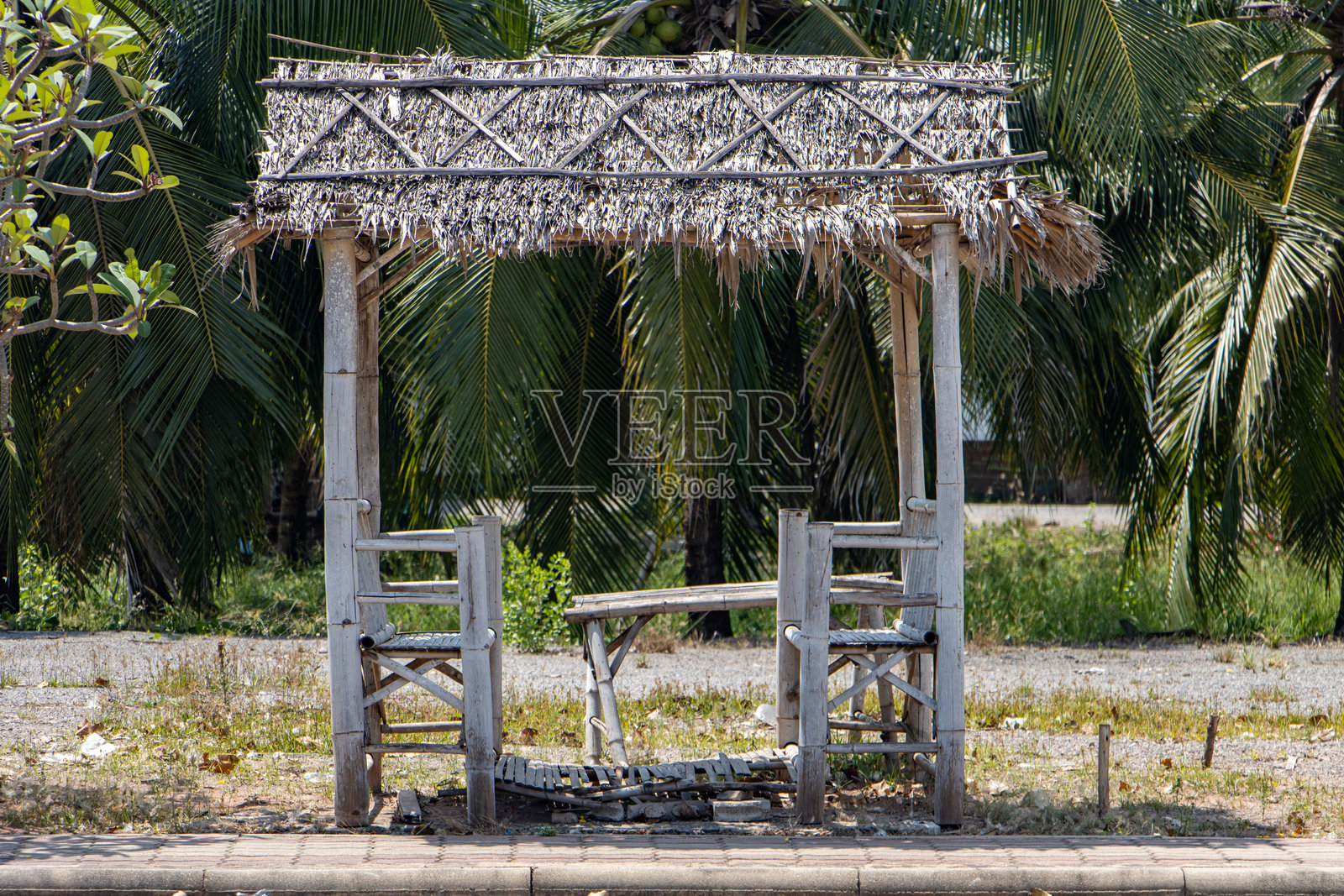 乡村道路旁的空置避难所照片摄影图片