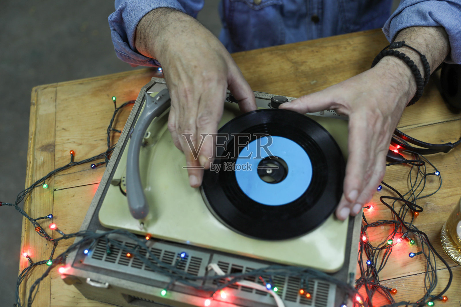 享受音乐和回忆的老人照片摄影图片