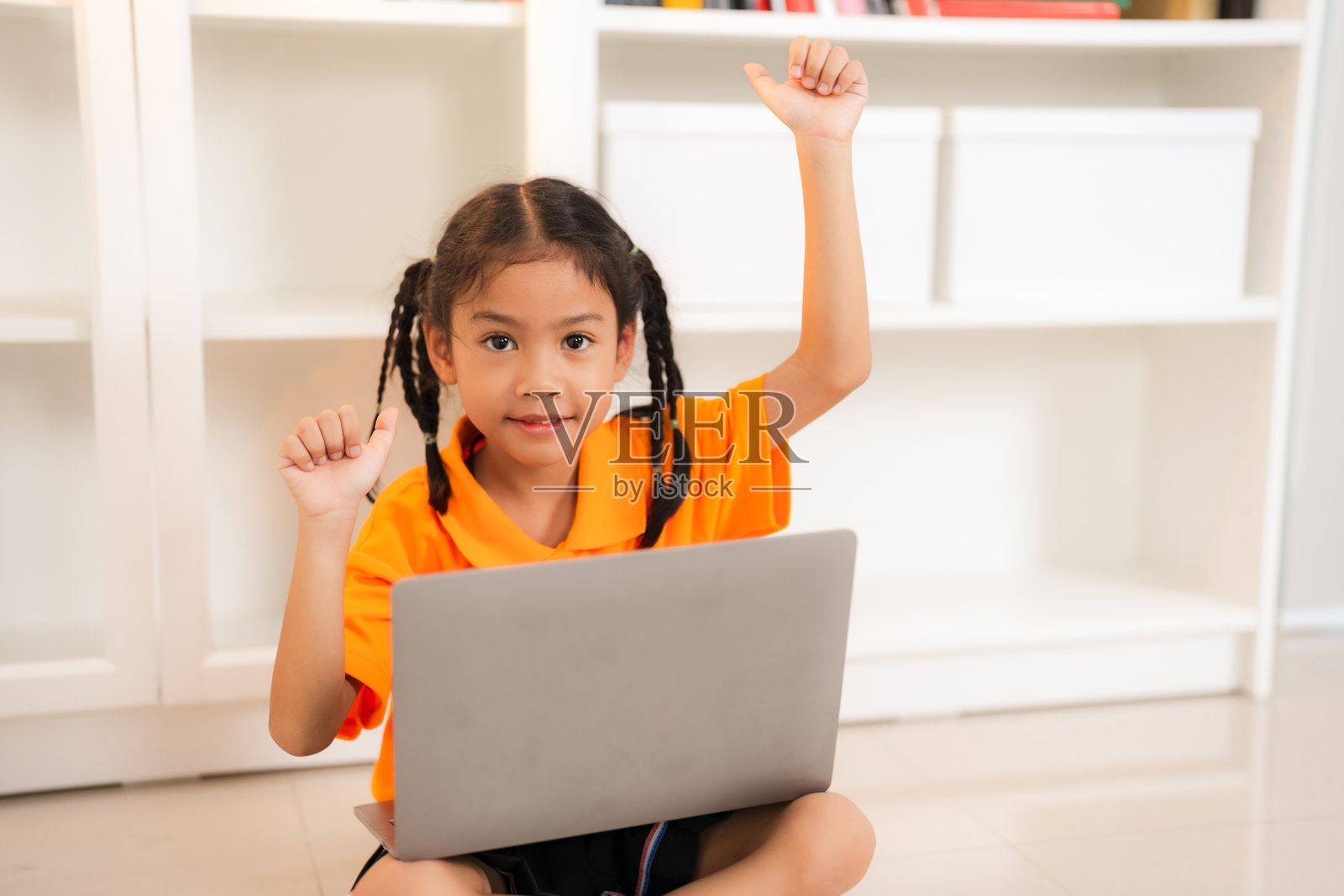 年轻学生在家使用笔记本电脑进行在线学习照片摄影图片