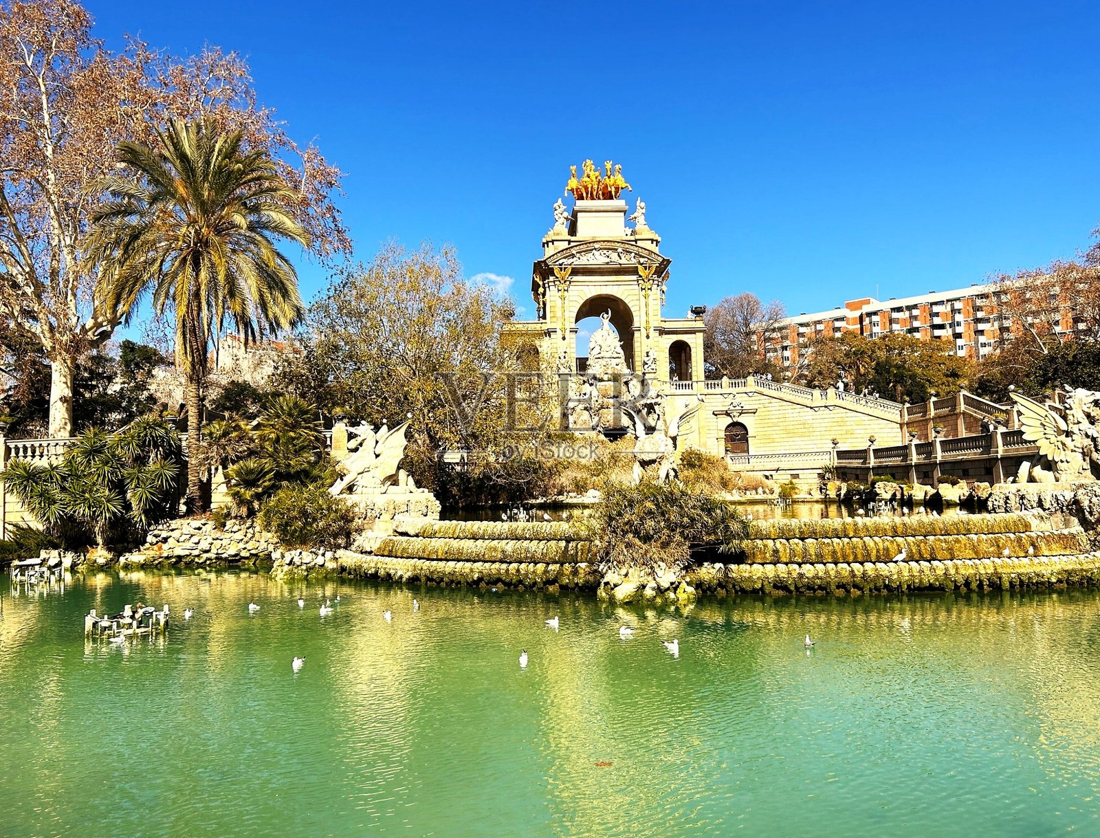 Ciutadella公园（“城堡公园”）位于西班牙加泰罗尼亚巴塞罗那的旧城区东北边缘。照片摄影图片