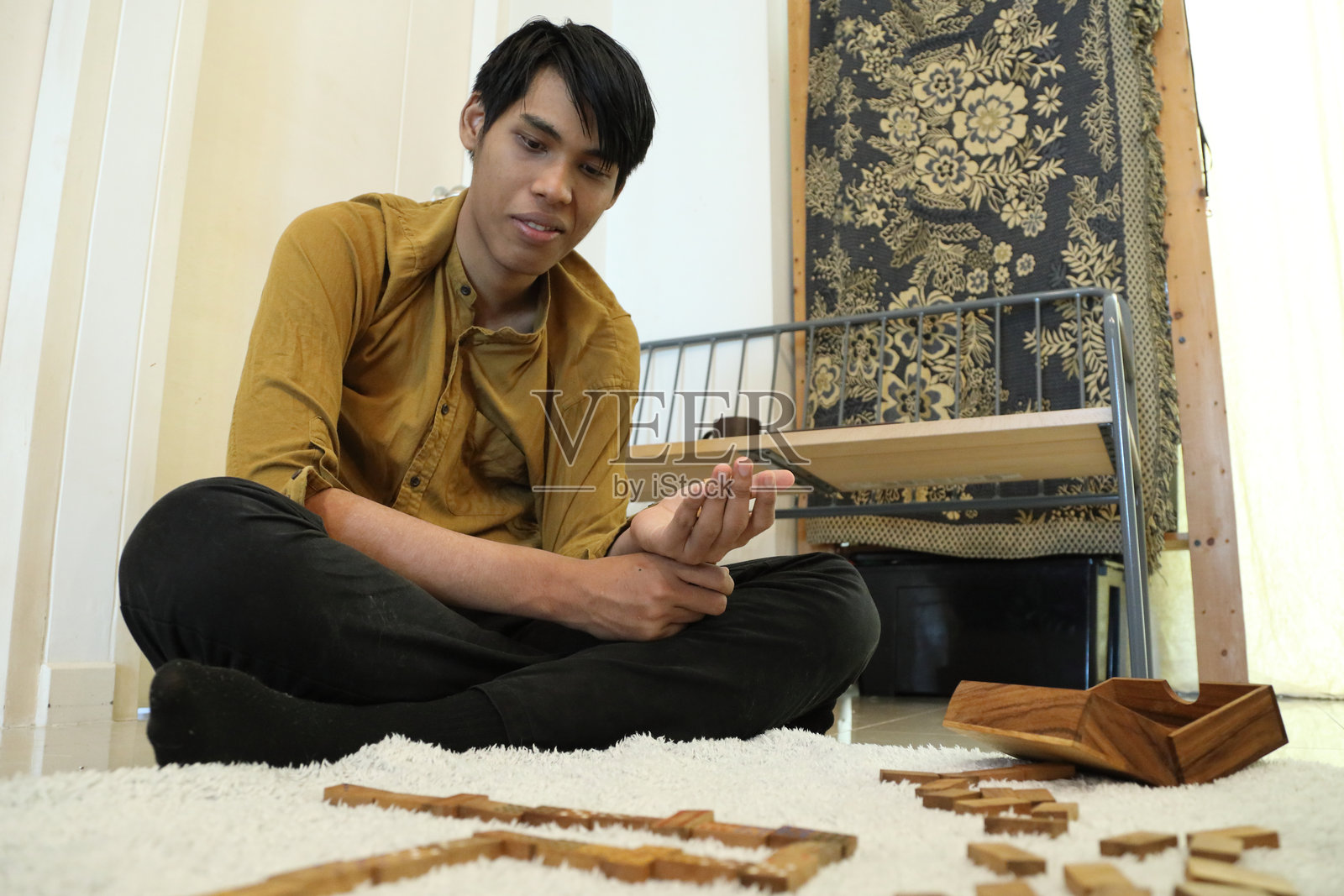 一起玩游戏照片摄影图片