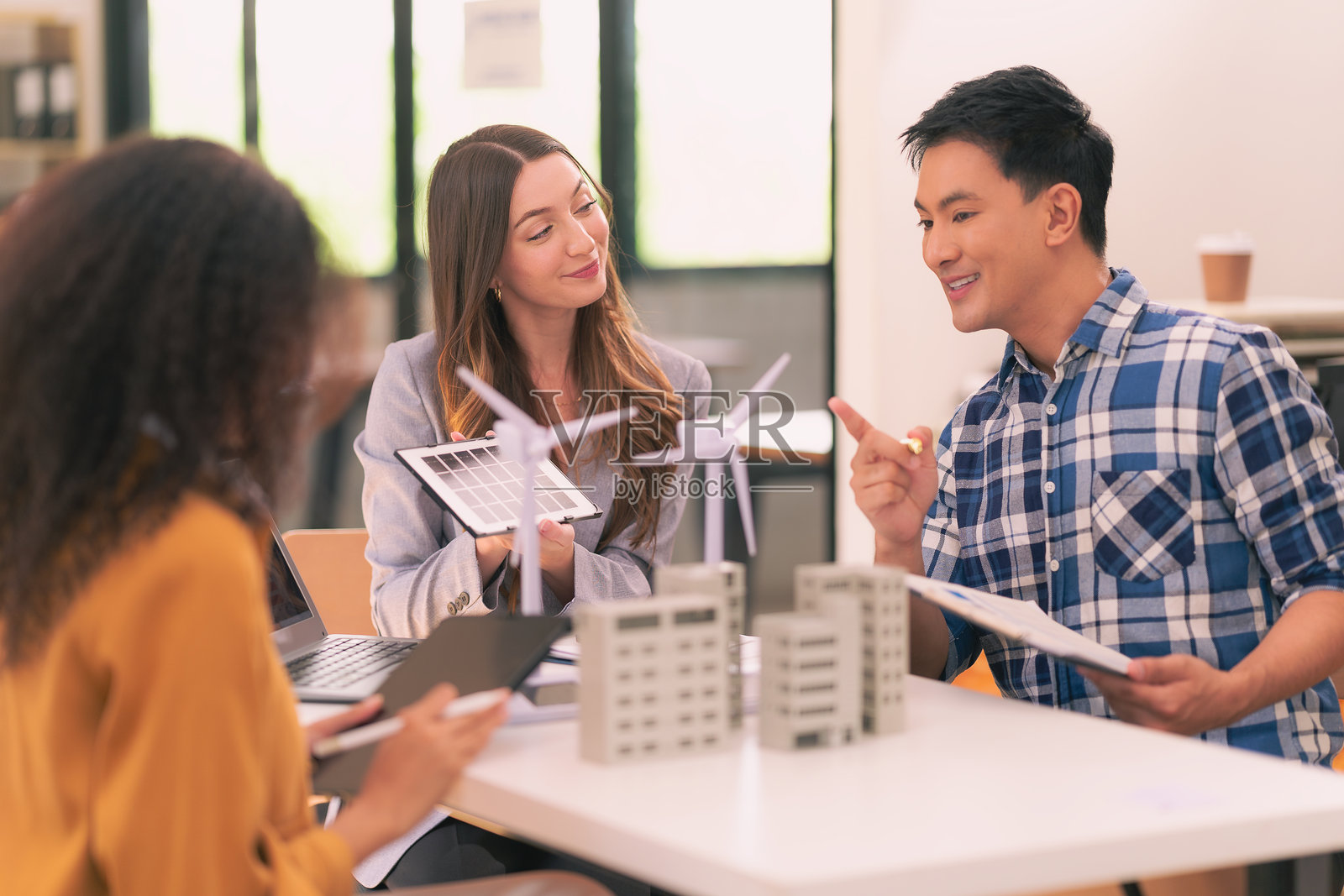 商务人士在环保办公室工作，商务会议，创意环保概念，企业人员，可持续电力，工业工程师讨论可再生能源的会议。照片摄影图片