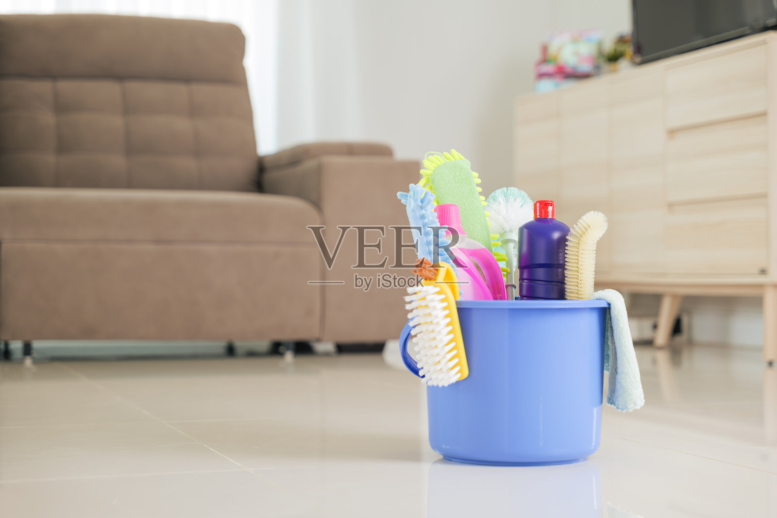 清洁设备已准备好使用。一个蓝色塑料桶放在地上。照片摄影图片