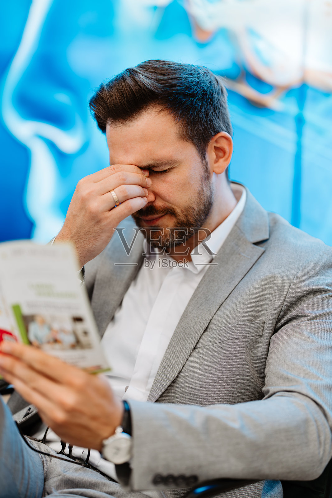 眼科诊所里的男人照片摄影图片