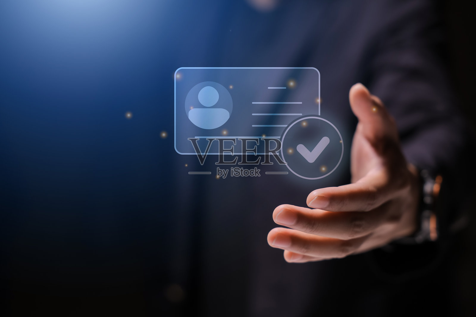 人手持数字身份证，带有身份验证的勾选图标，带勾选标记的身份证。个性认证。员工徽章。照片摄影图片