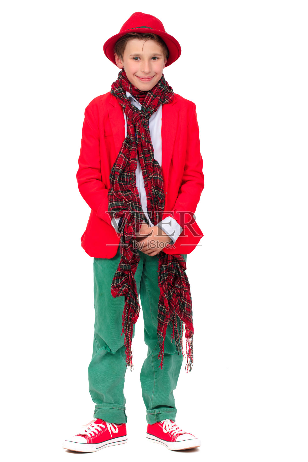 戴红色帽子、夹克和格子围巾的男孩搞笑肖像。现代圣诞老人。照片摄影图片