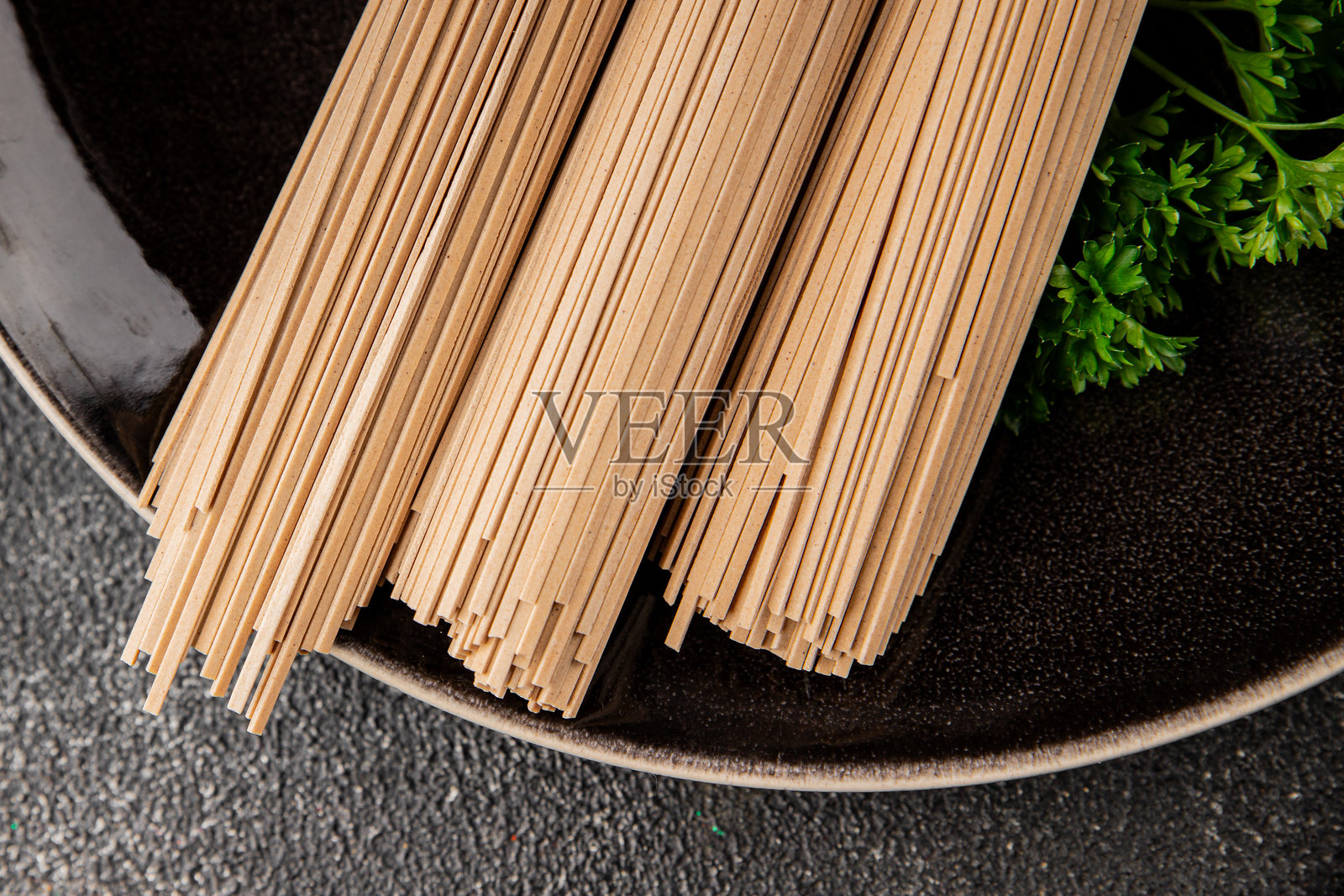 生荞麦面生鲜菜肴自然食品亚洲美食桌面上的乡村风格美食俯视图留白空间照片摄影图片