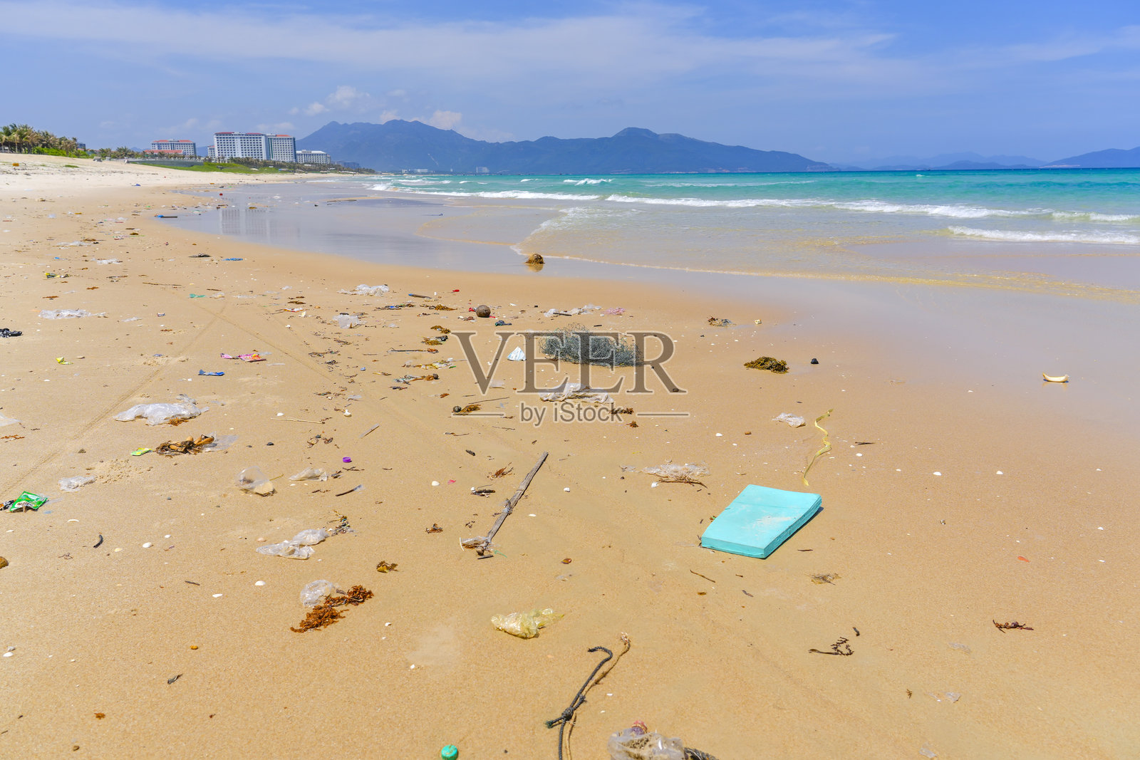 地球上海洋和美丽海滩被塑料和其他垃圾严重污染的情况。生态灾难的概念以及微塑料的传播。照片摄影图片