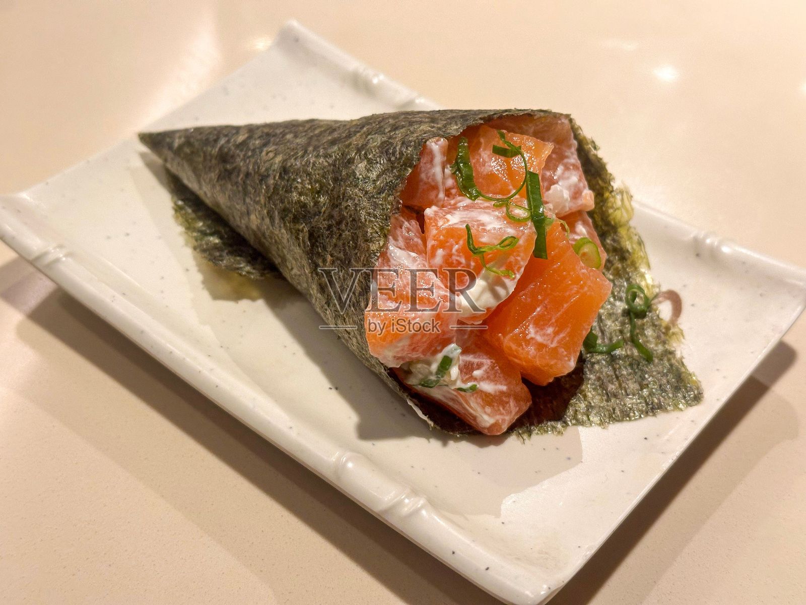 新鲜三文鱼手卷寿司照片摄影图片