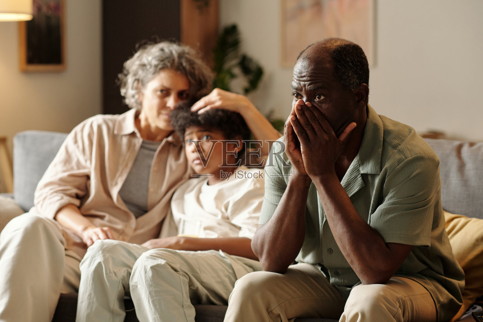 家庭聚会中的沉思与反思照片摄影图片