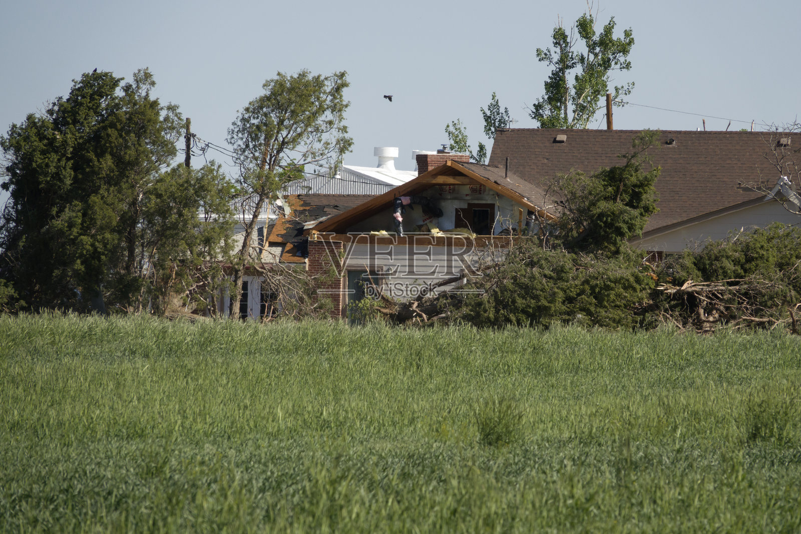 科罗拉多州本内特东部平原遭受龙卷风破坏的农场照片摄影图片