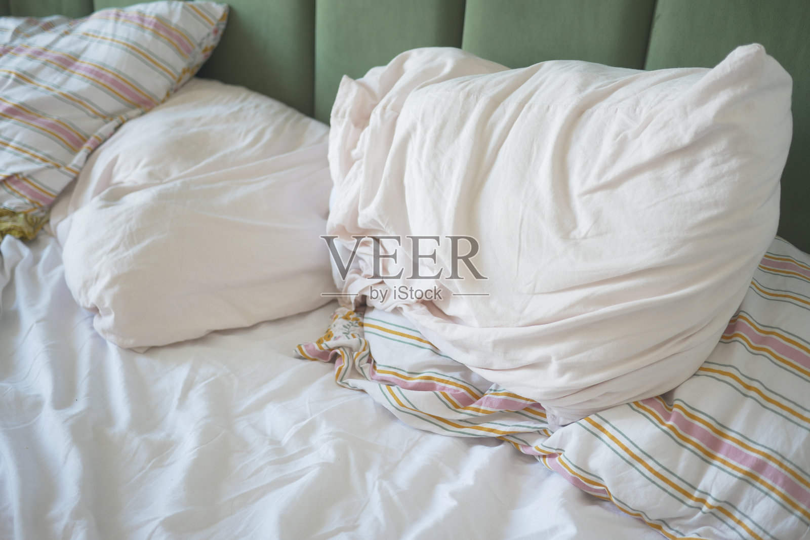 舒适的床和柔软的床上用品照片摄影图片