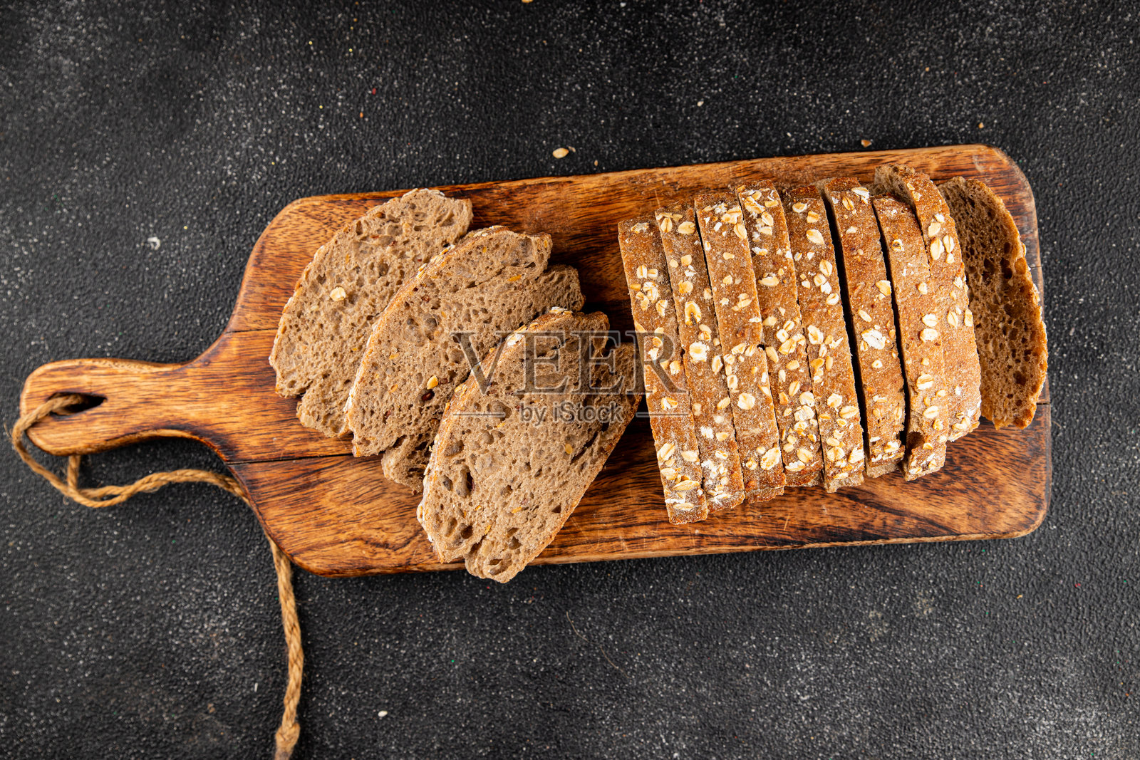 燕麦面包、燕麦、全谷物糕点、天然食品、新鲜、美味的美食背景，桌面上的乡村风格食物俯视图，留白空间照片摄影图片
