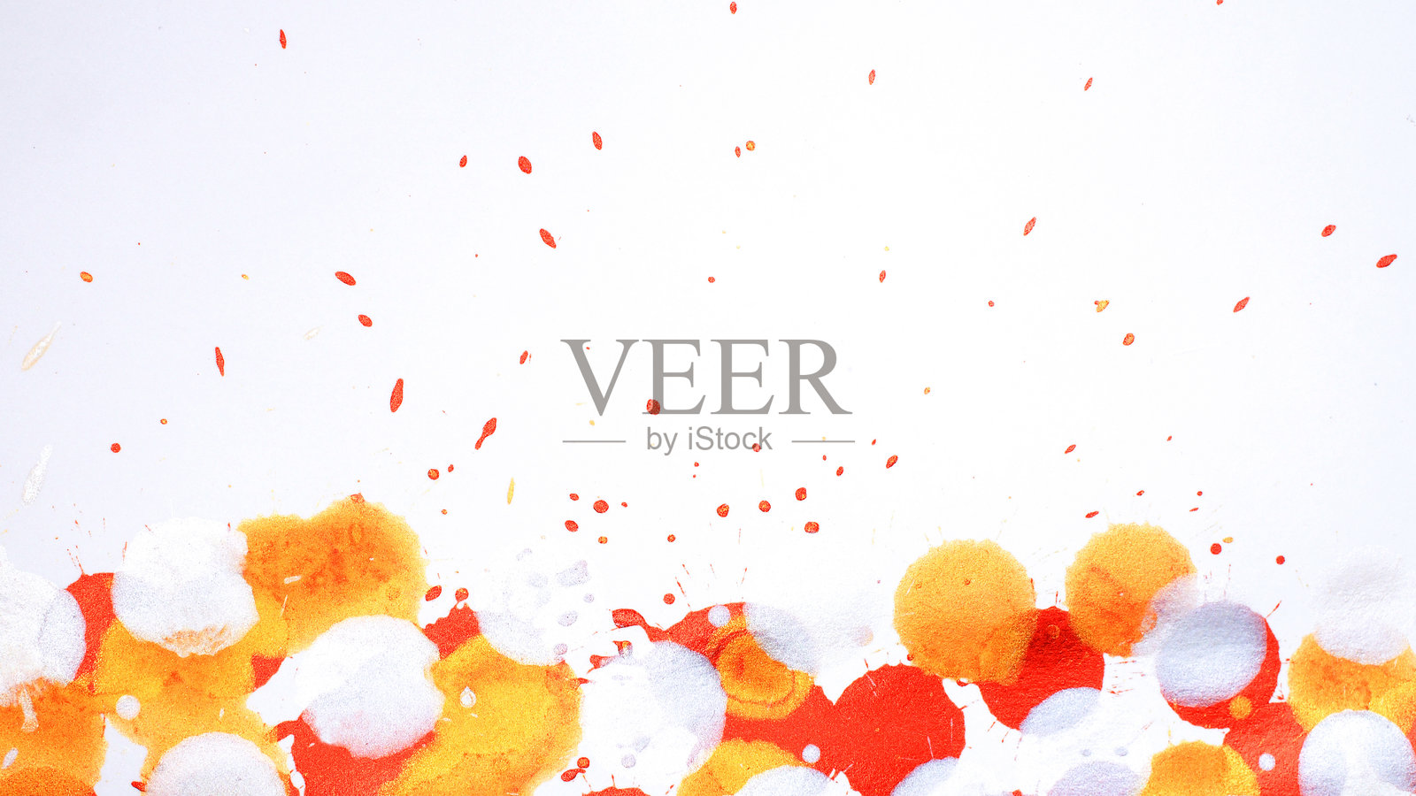 明亮的橙色和红色漂浮墨水飞溅和滴落照片摄影图片