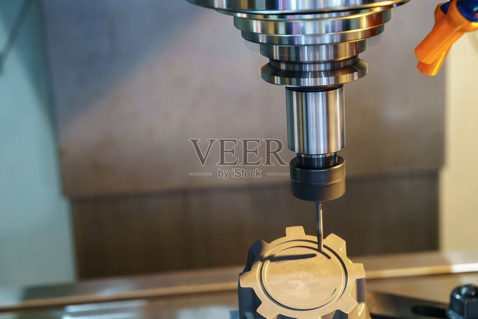 CNC铣床用实心球头铣刀对石墨电极部件进行精加工。照片摄影图片