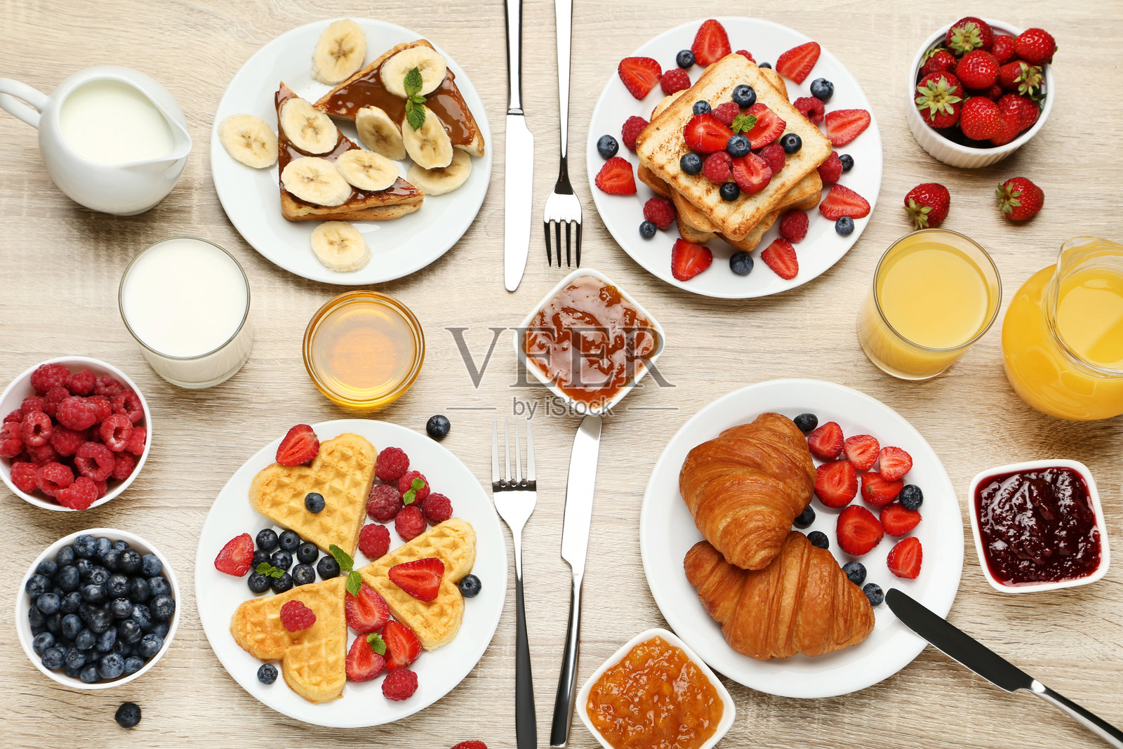 美味的早餐摆放在木桌上照片摄影图片