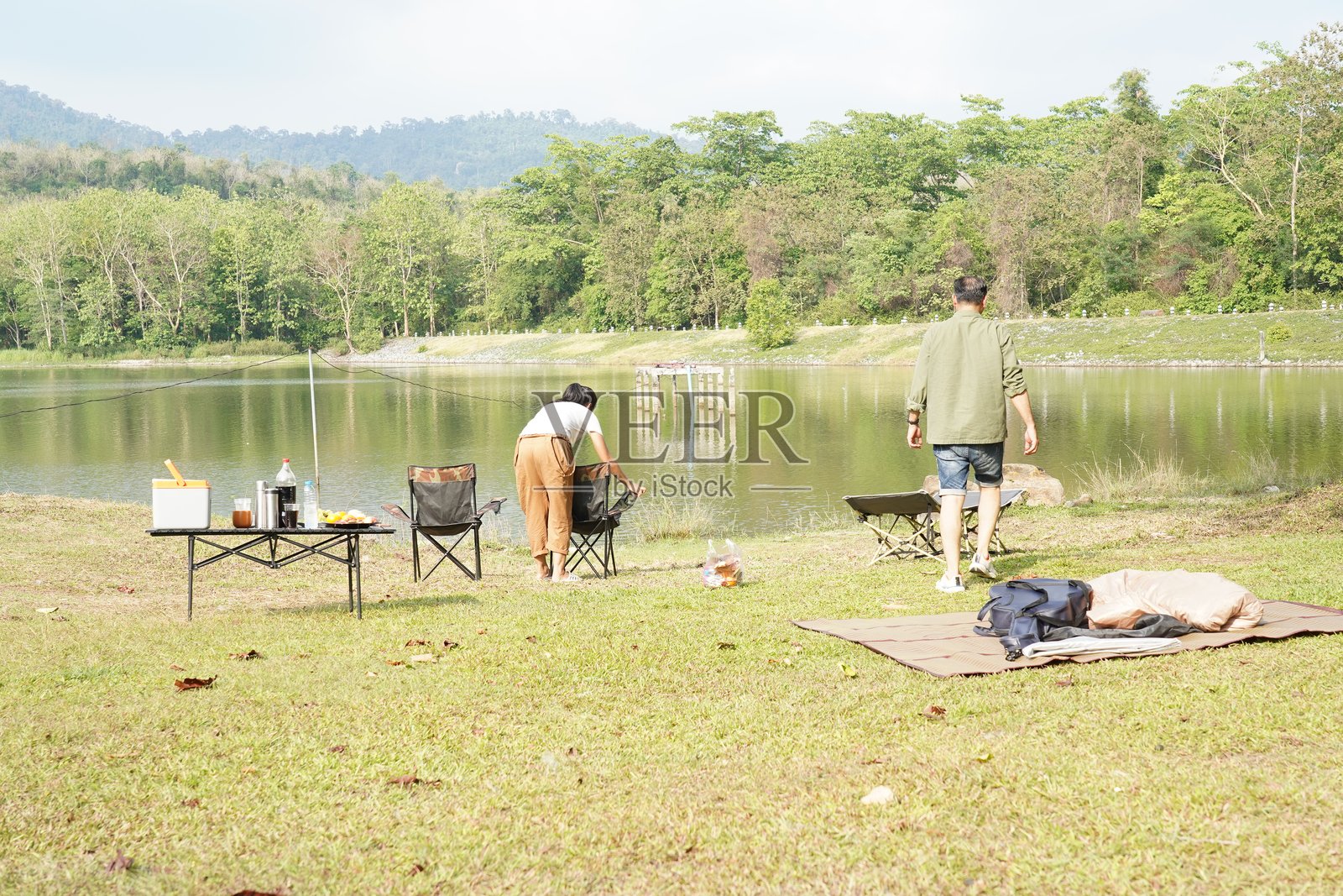 湖边搭帐篷的情侣照片摄影图片