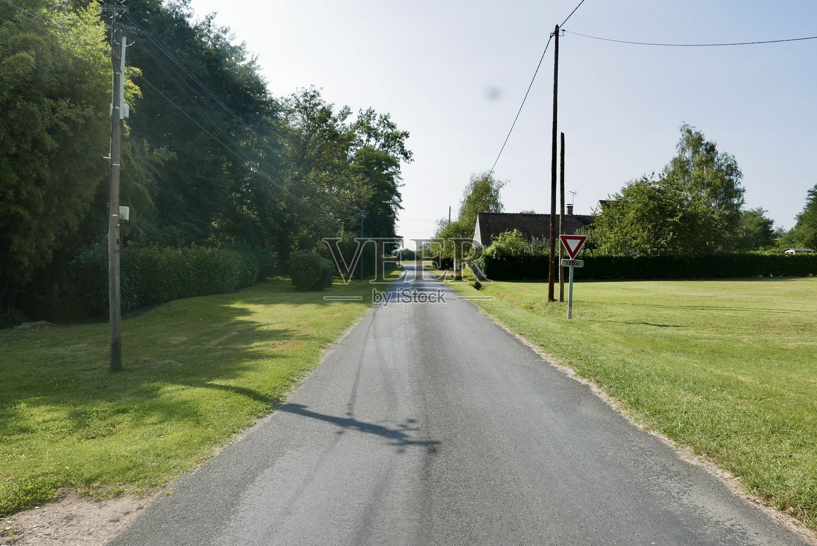 法国乡村的沥青道路照片摄影图片