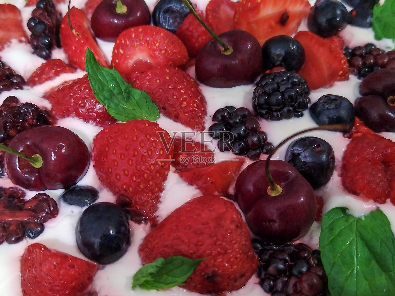 蛋糕上放着各种新鲜浆果照片摄影图片