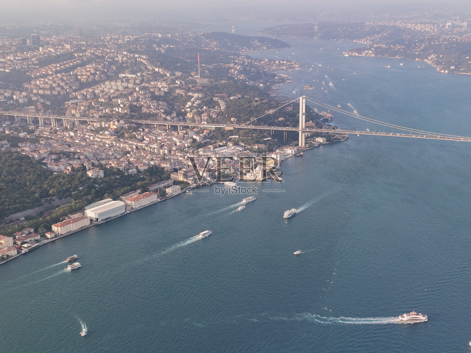 博斯普鲁斯大桥的鸟瞰图，横跨风景如画的伊斯坦布尔城市景观照片摄影图片