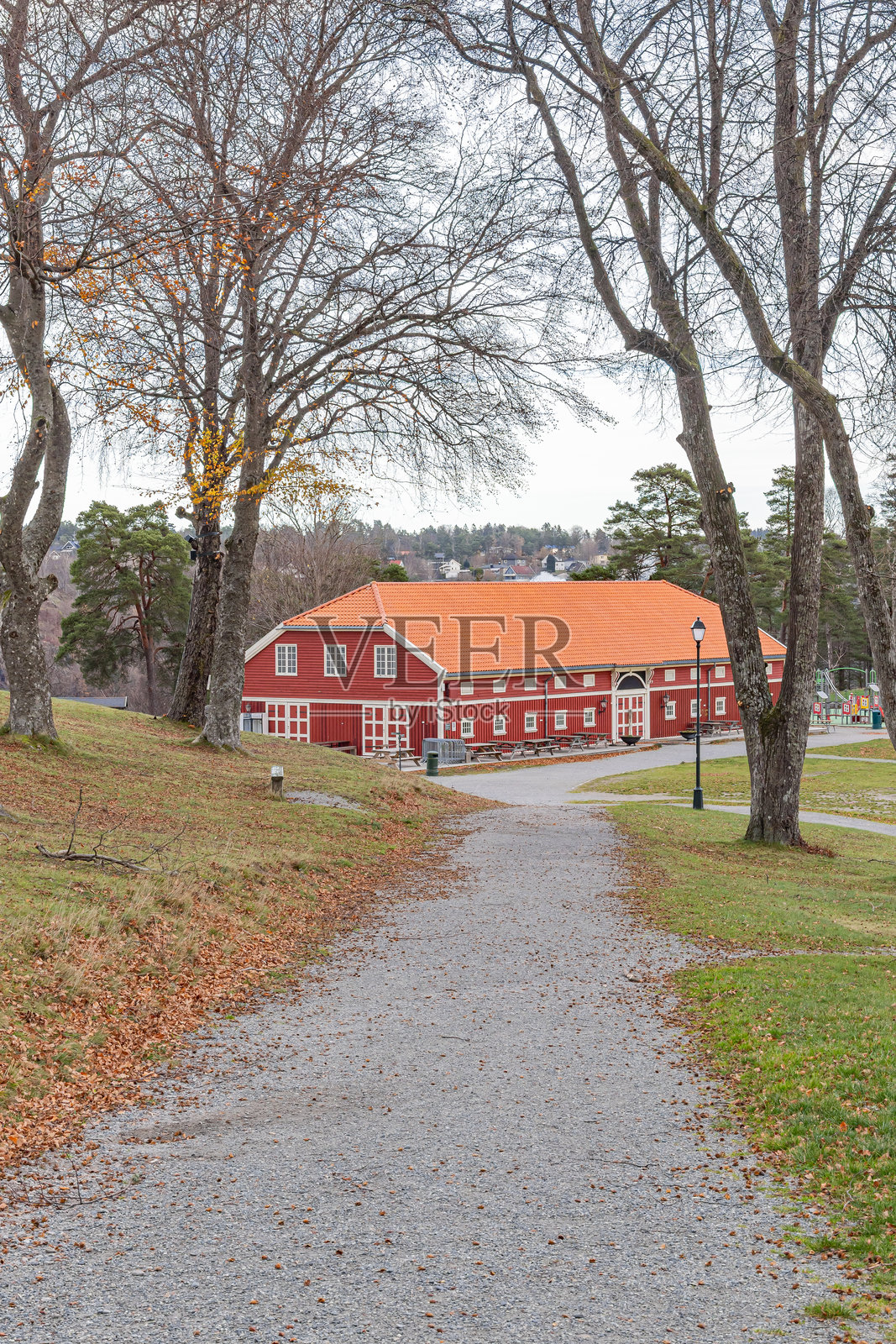 历史悠久的弗雷德里克斯滕堡垒内的大红木建筑。照片摄影图片