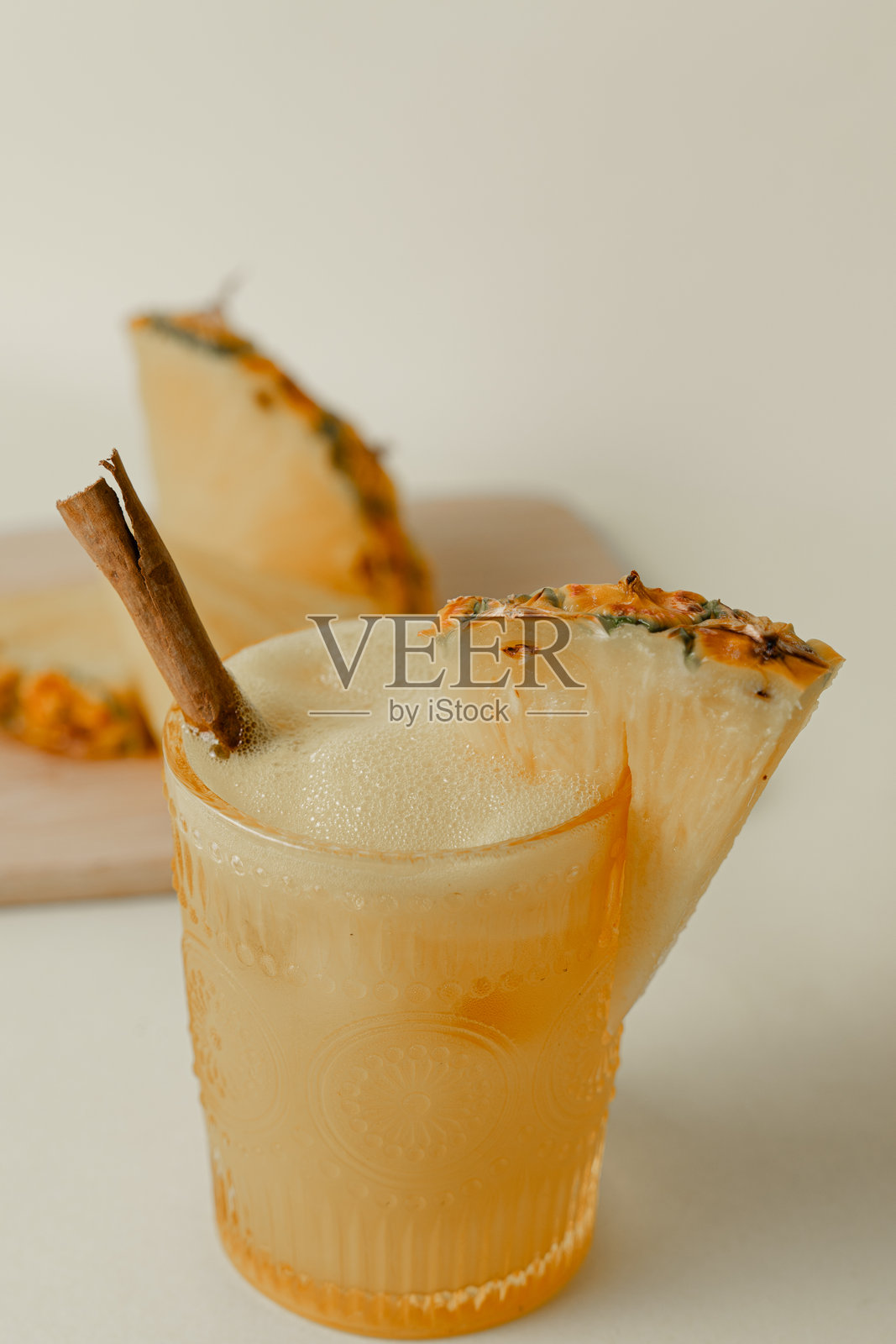 清新的菠萝汁配肉桂棒和泡沫照片摄影图片