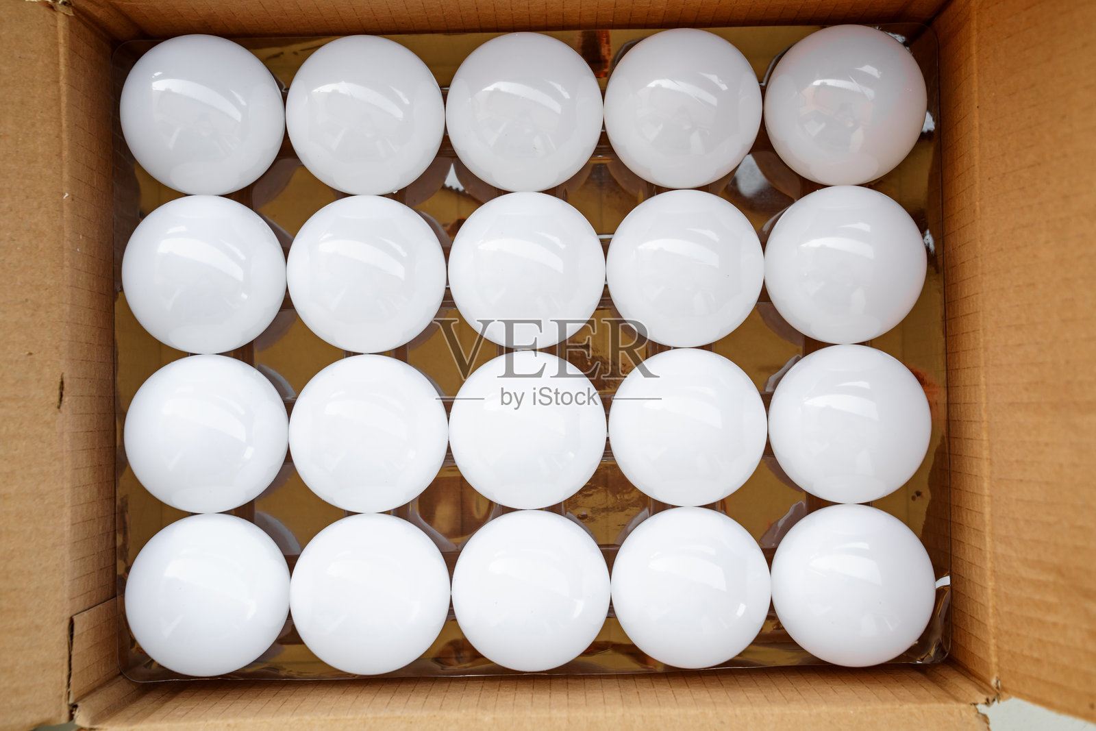 圆形白色LED灯泡。盒子里有许多现代灯泡。照片摄影图片