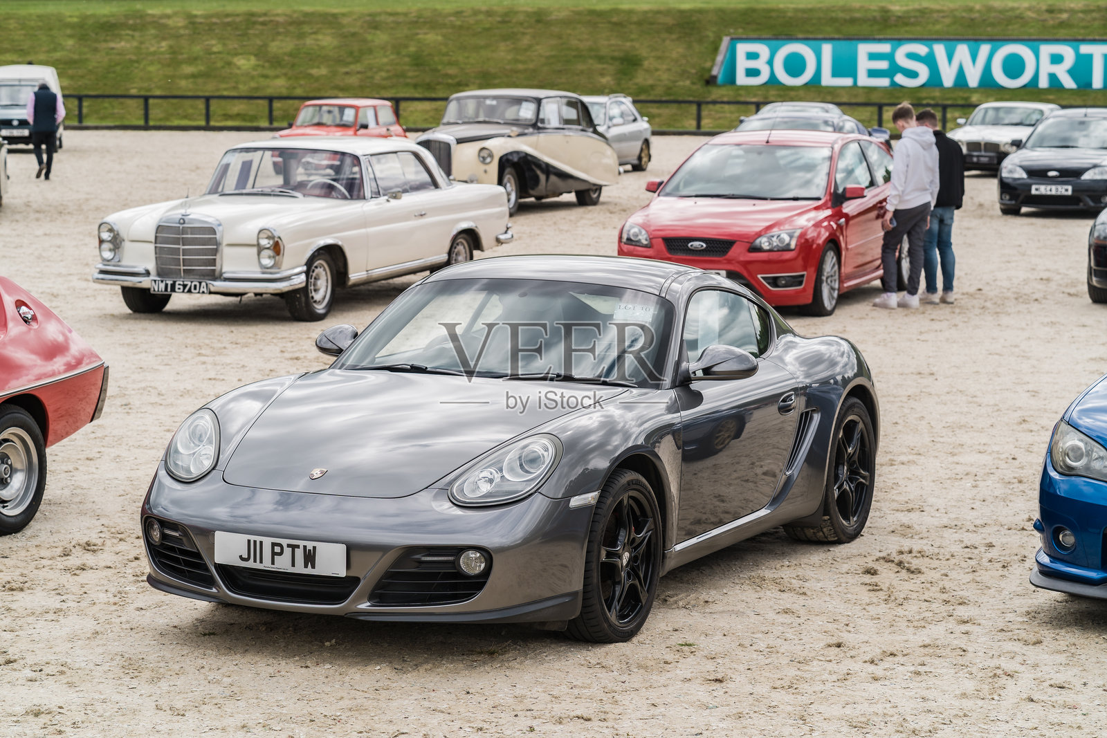 一辆灰色的保时捷凯曼在切斯特经典汽车拍卖会上展出照片摄影图片