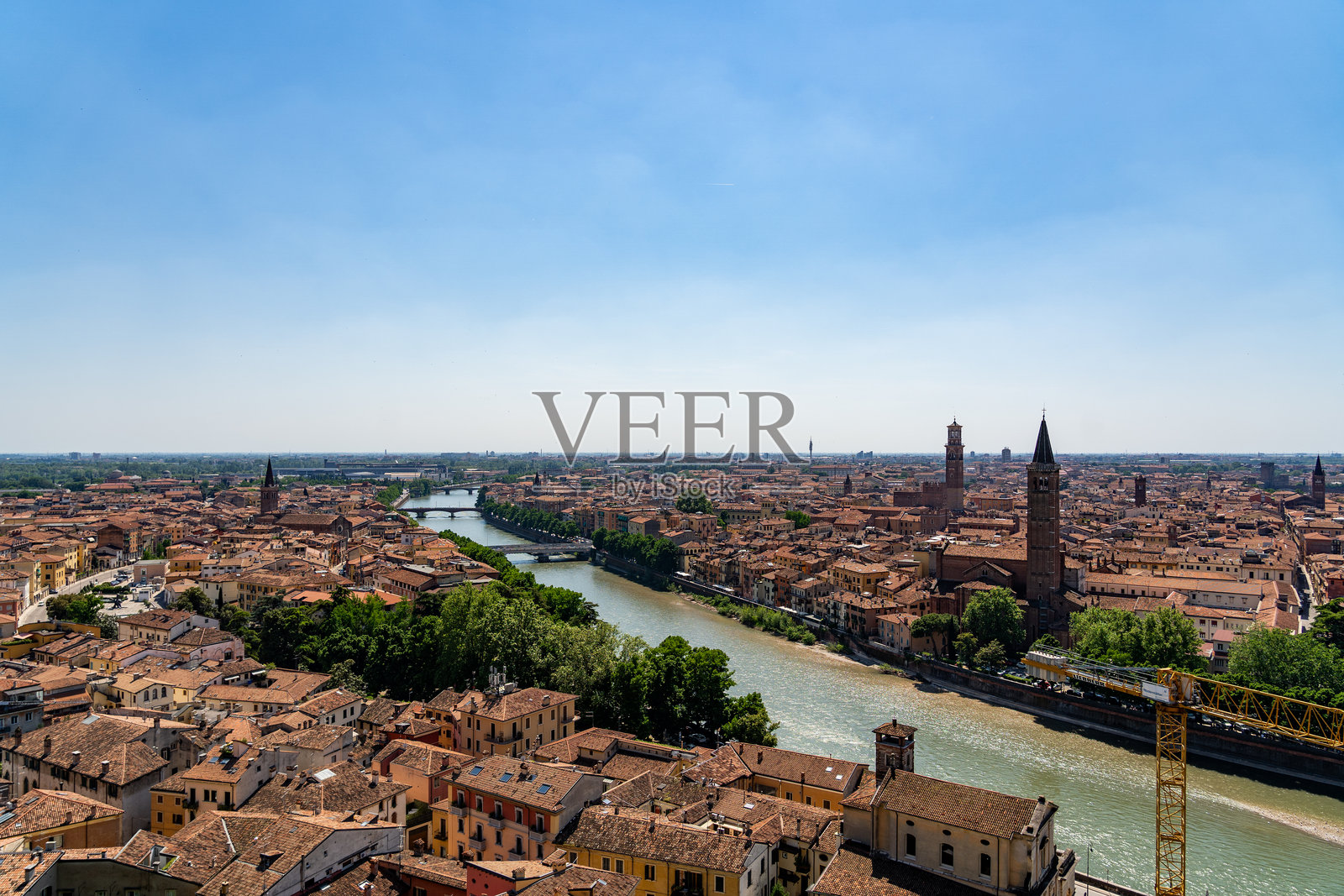 意大利维罗纳 – 阿迪杰河及历史城市景观全景 – 2025年5月2日照片摄影图片