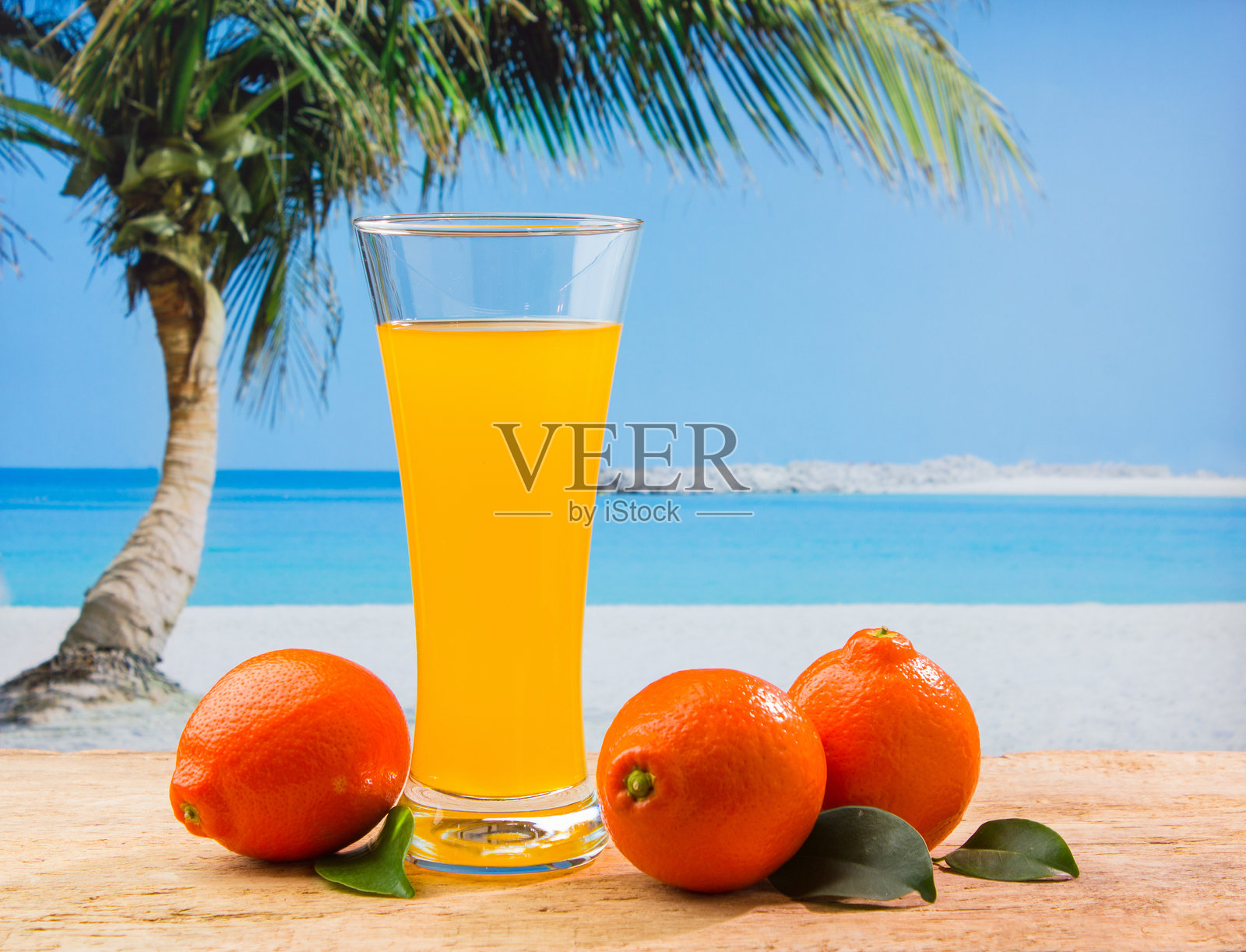 桌子上的一杯橙汁照片摄影图片