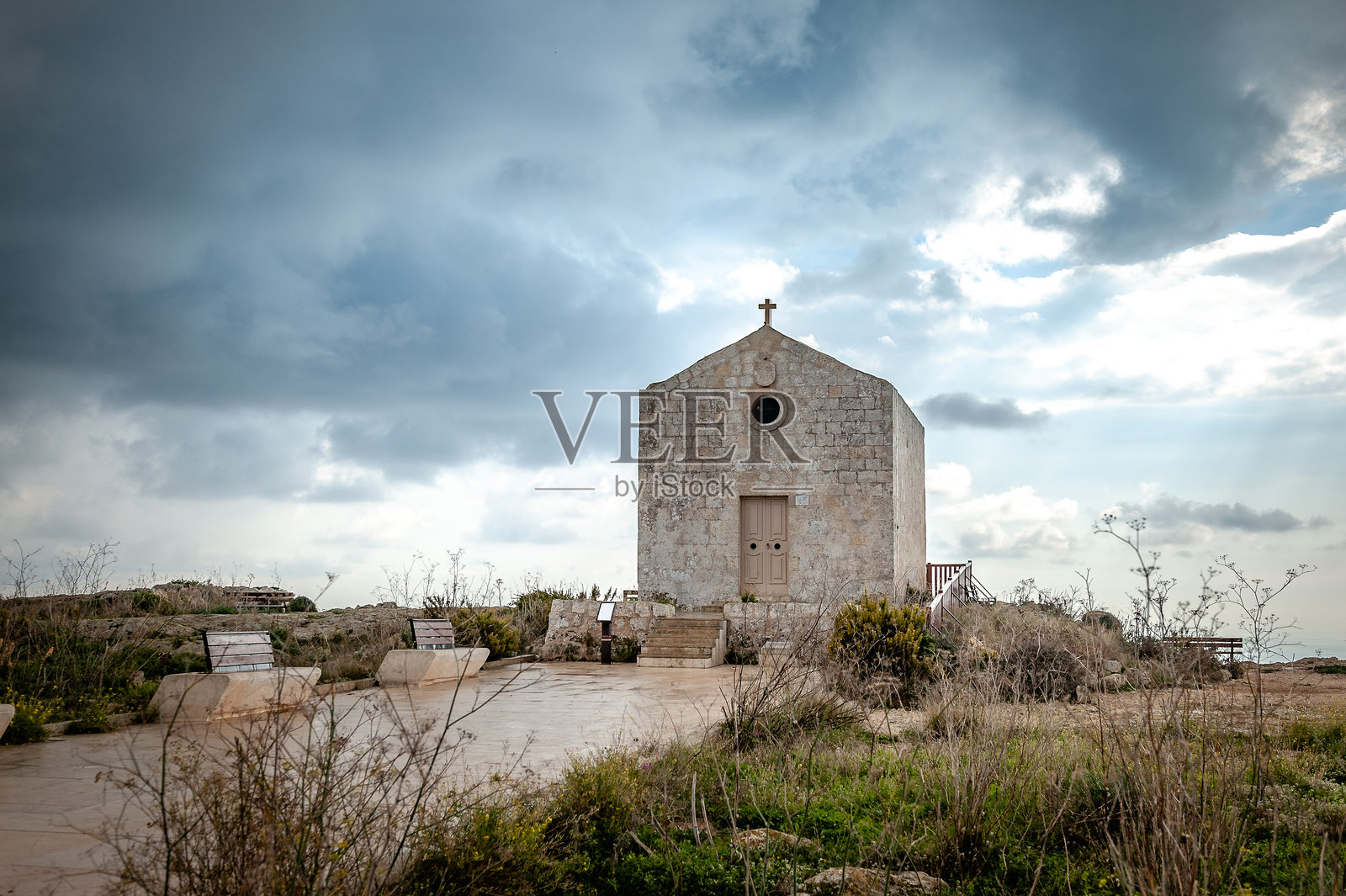 马耳他的丁利悬崖上的圣玛丽·玛德琳教堂。照片摄影图片