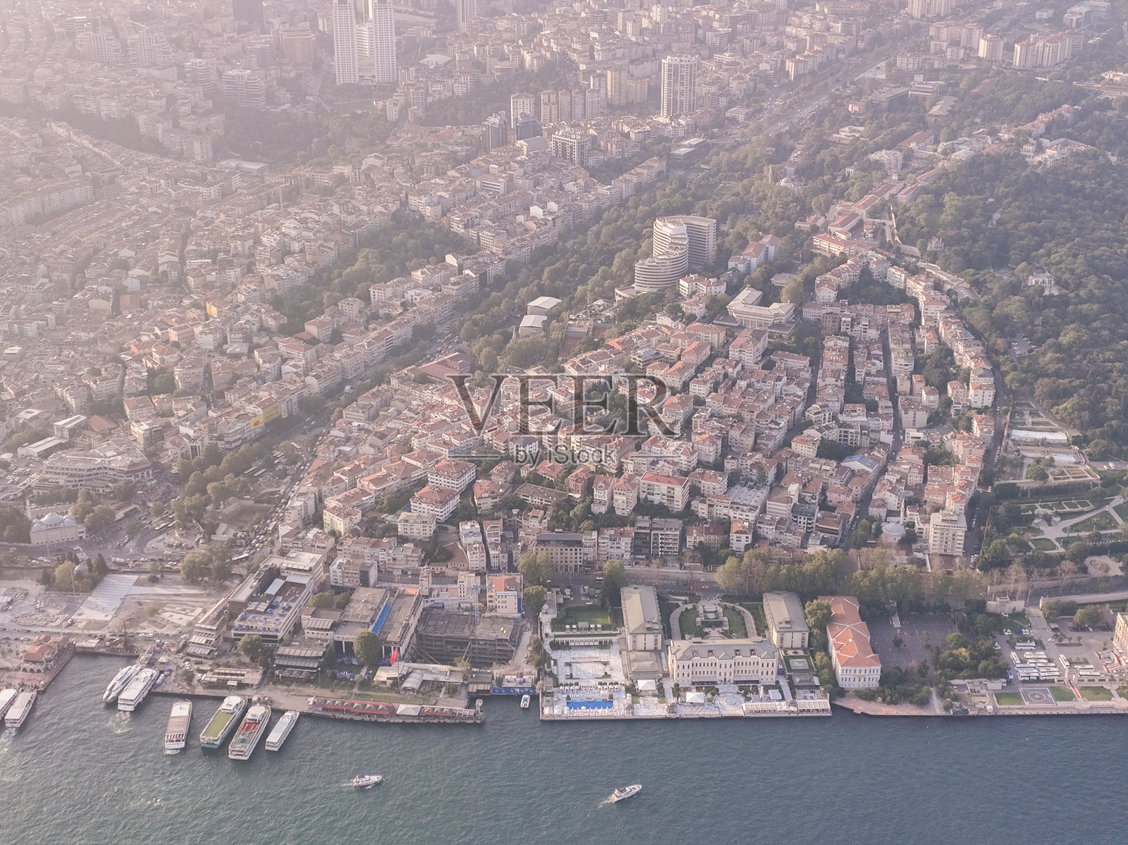 伊斯坦布尔沿海城市的鸟瞰图，密集的城市建筑和水滨。土耳其。无人机拍摄。照片摄影图片