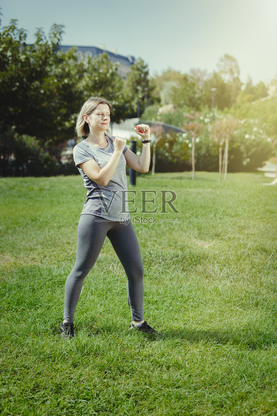 年轻女性在公园里拳击，自信的女性勇敢面对所有问题照片摄影图片