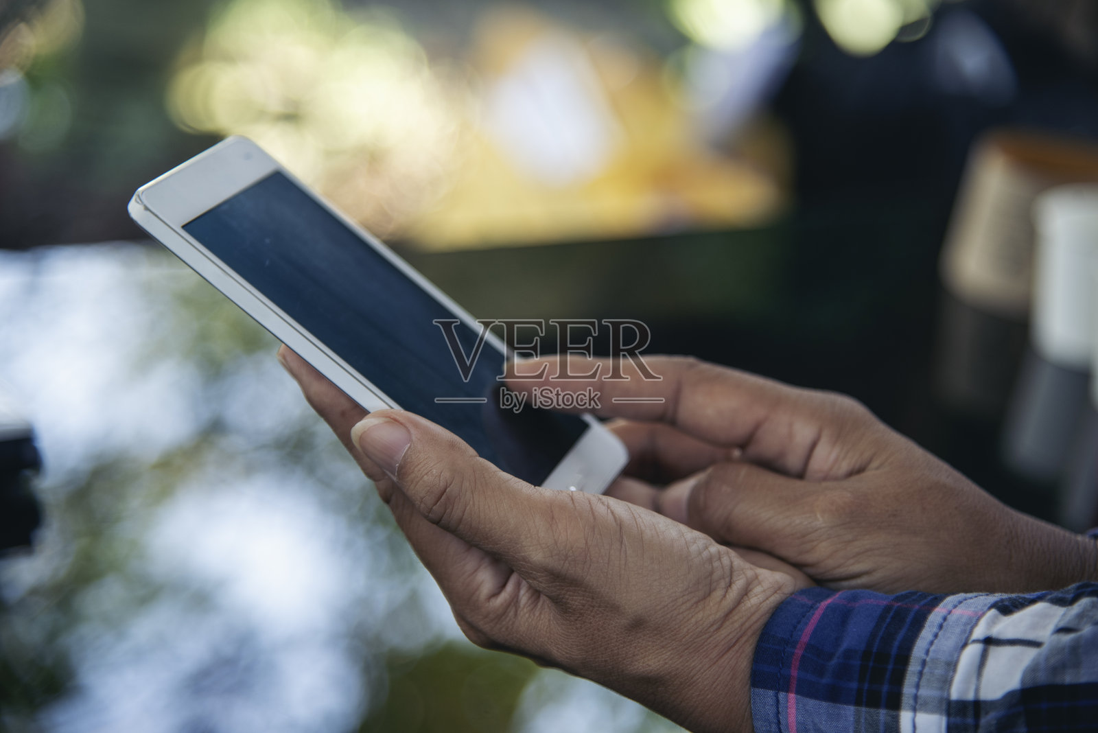 商务女性使用智能手机在线购物、拨打电话、发送短信，展现互联网科技生活方式。亚洲女性在城市街道上使用手机走路。智能手机，聪明自信的女性，现代城市。照片摄影图片