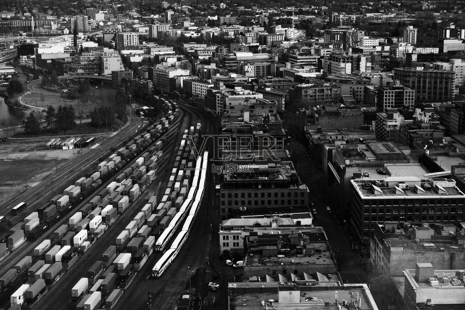温哥华港口和铁路场的鸟瞰图，背景是市中心照片摄影图片