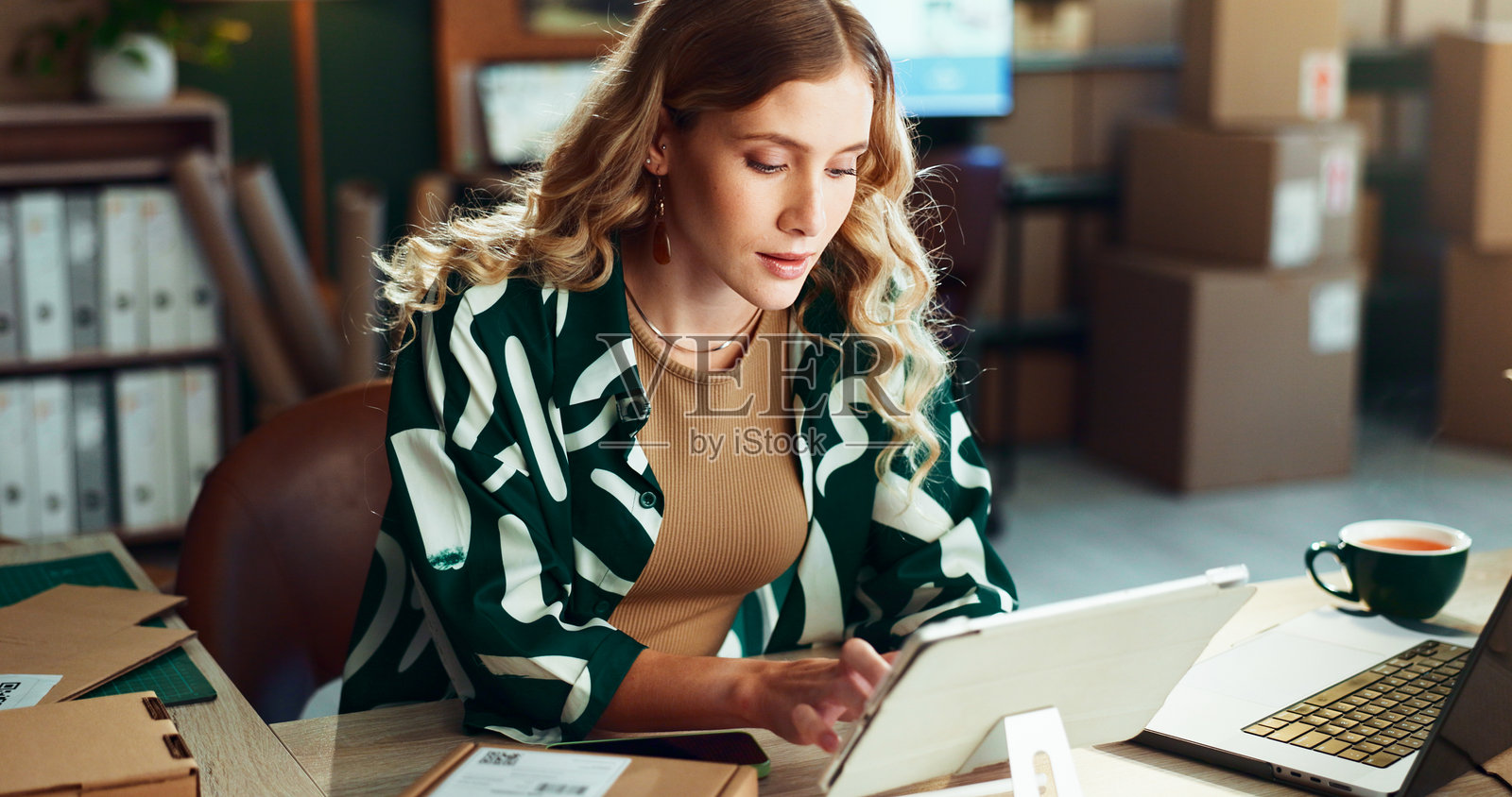 办公室里有女性使用平板电脑进行交付或发货计划的箱子、物流。日程安排、分配和供应链与自信的人在仓库或配送中心进行电子商务跟踪。照片摄影图片