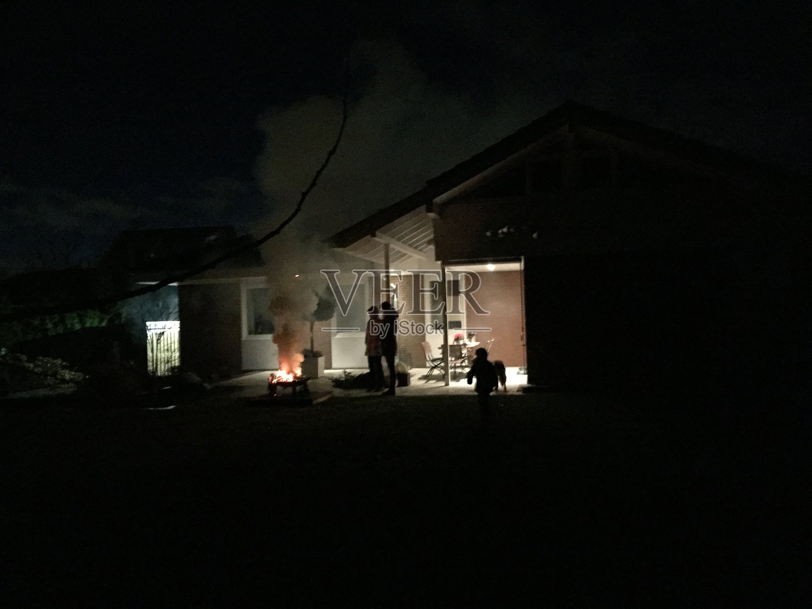 露台上的火篮中的火焰照片摄影图片