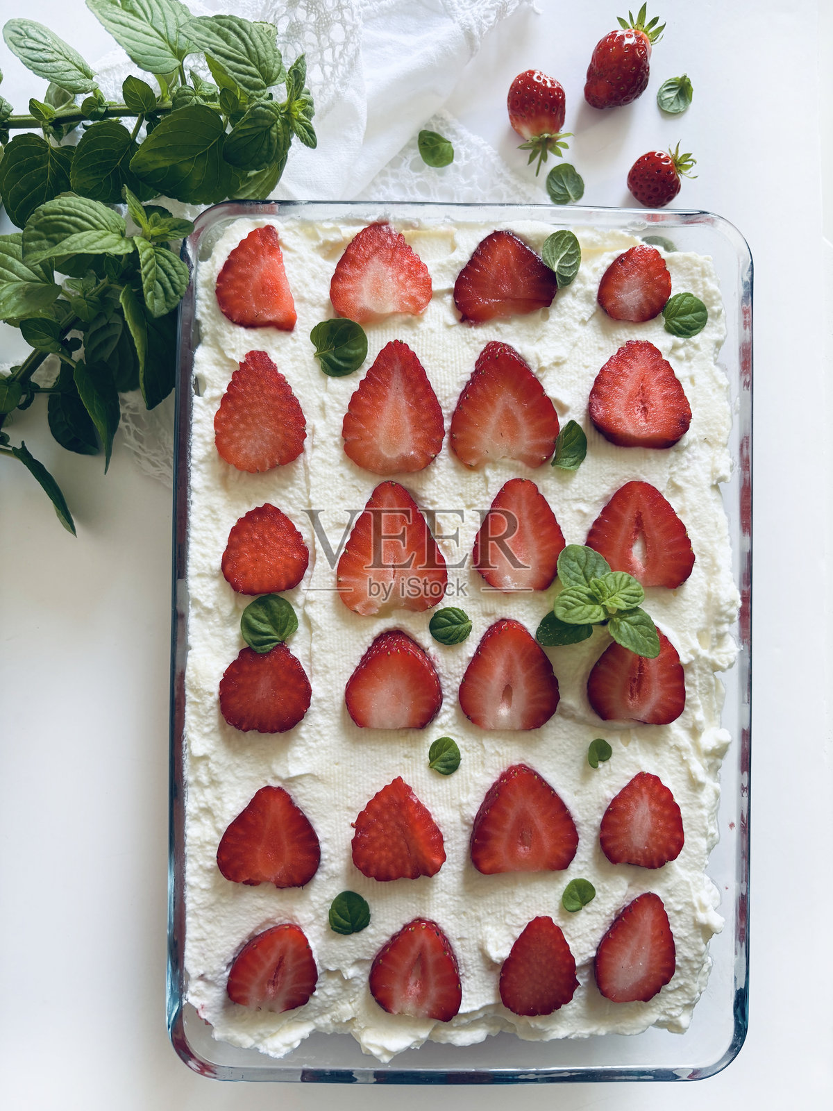 草莓提拉米苏。照片摄影图片