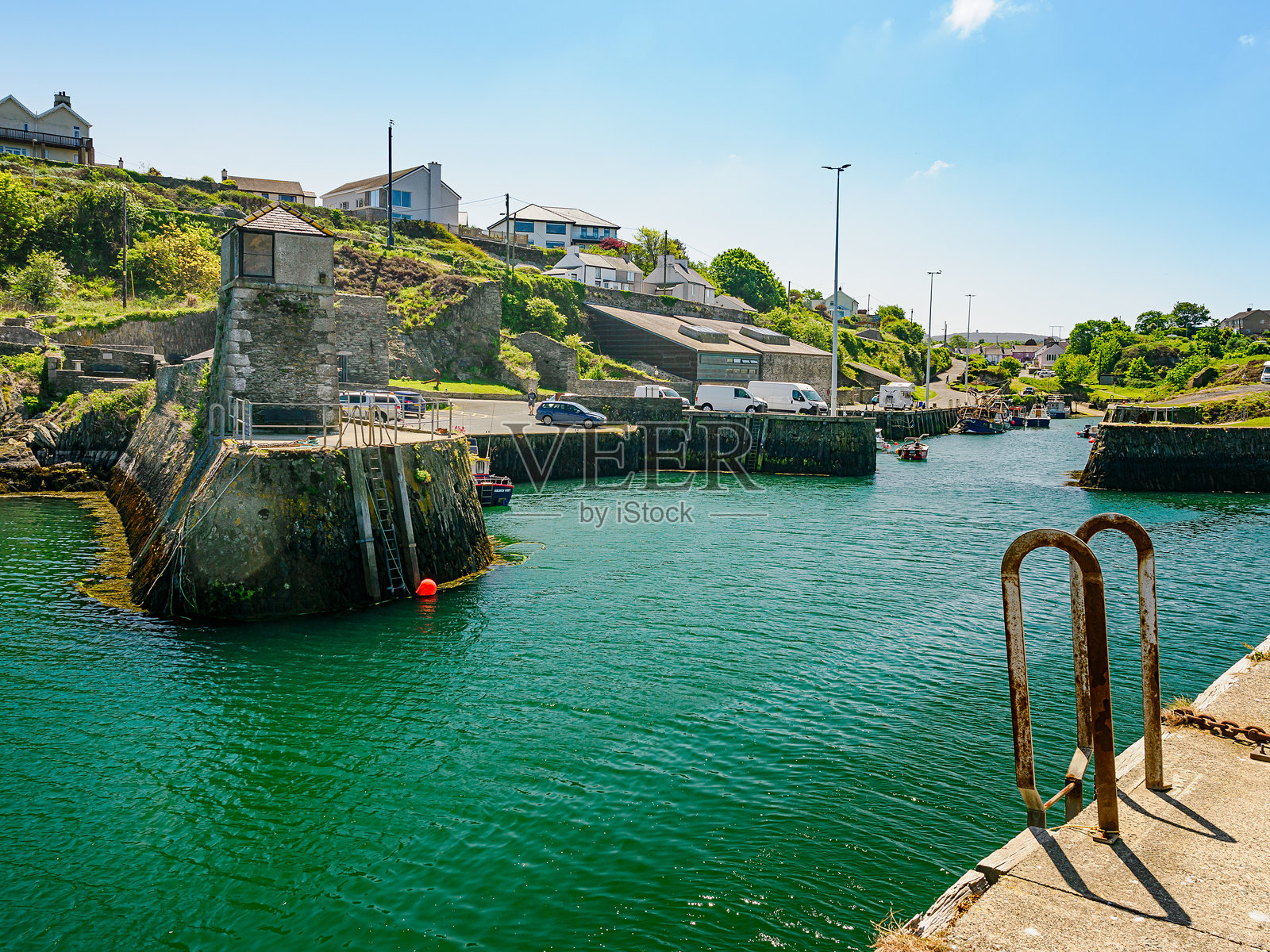 安格尔西的阿姆尔赫。一个有栏杆和梯子的码头照片摄影图片