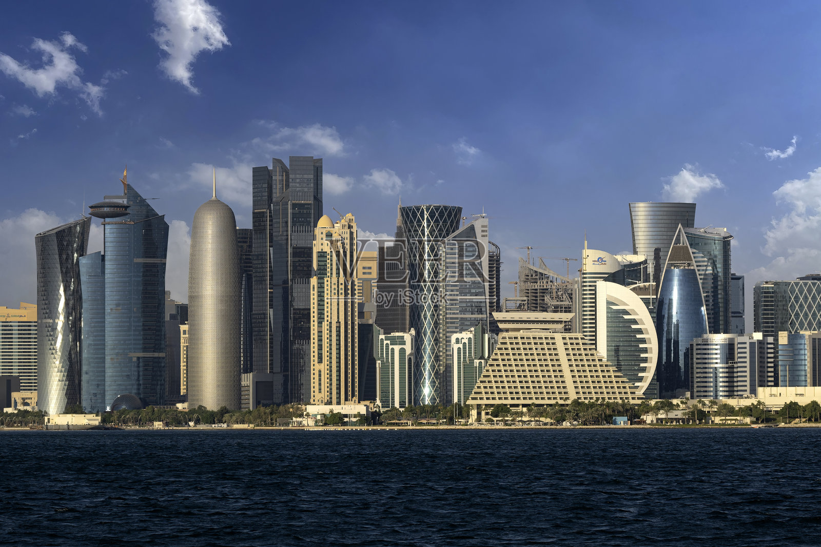 美丽的多哈天际线白天景观照片摄影图片